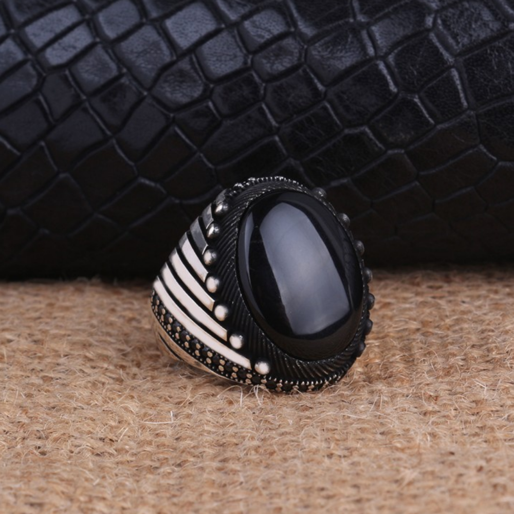 Oval İşlemeli Oniks Taşlı Gümüş Yüzük