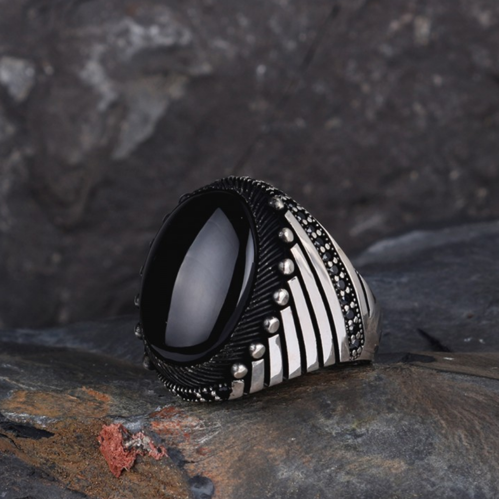 Oval İşlemeli Oniks Taşlı Gümüş Yüzük