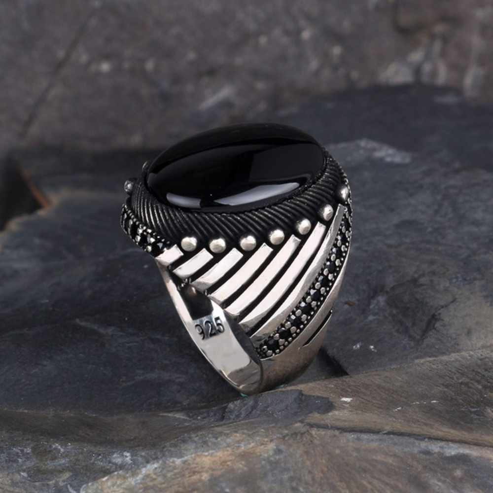 Oval İşlemeli Oniks Taşlı Gümüş Yüzük