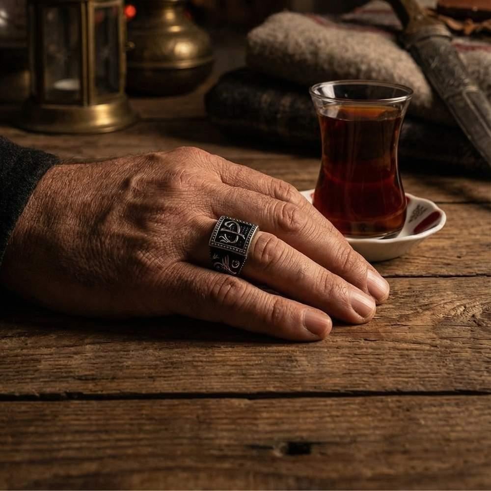 Özel Siyah Zeminli Tuğra Ve Elif Vav Motifli Gümüş Erkek YüzükElif Vav Yüzük