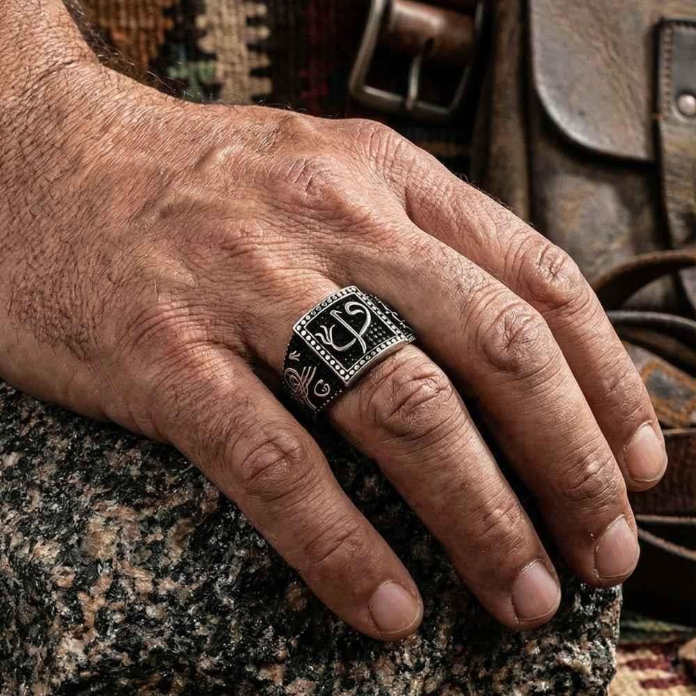 Özel Siyah Zeminli Tuğra Ve Elif Vav Motifli Gümüş Erkek YüzükElif Vav Yüzük