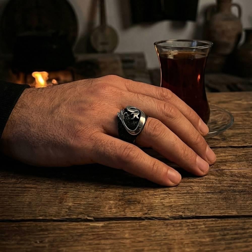 Özel Siyah Zeminli Vav Motifli Gümüş Erkek YüzükElif Vav Yüzük
