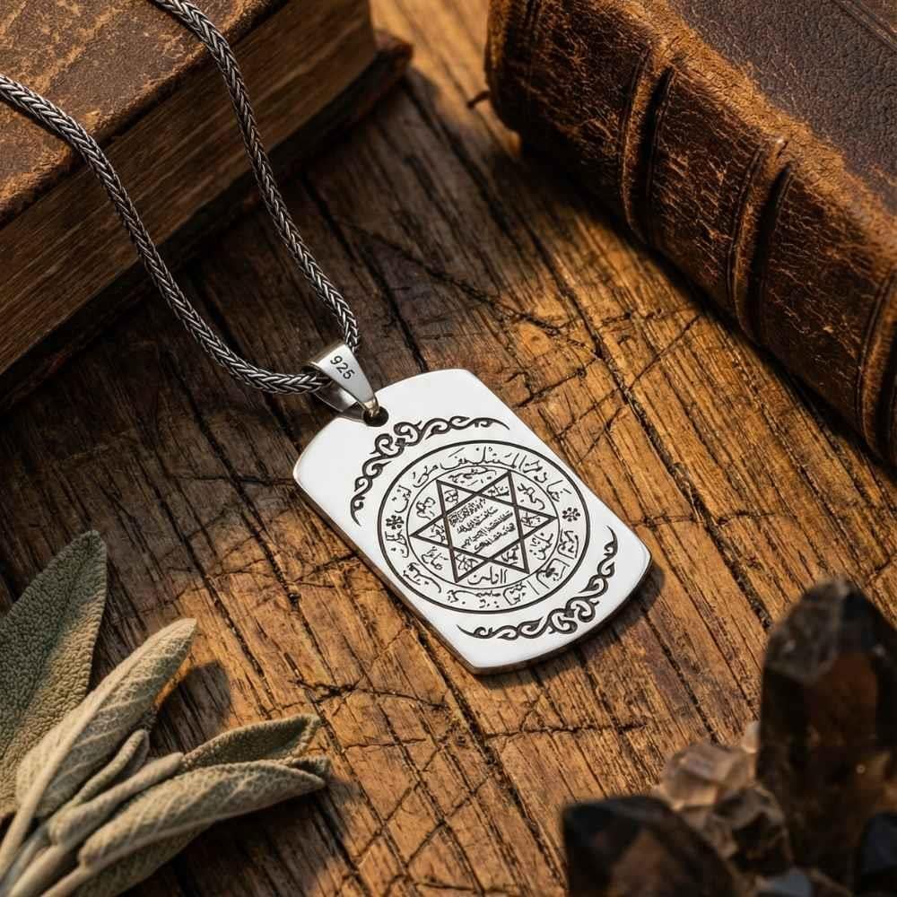 Plaka Üzeri Süleyman Mührü İşlemeli Motifli Gümüş KolyeSüleyman Mührü Kolye