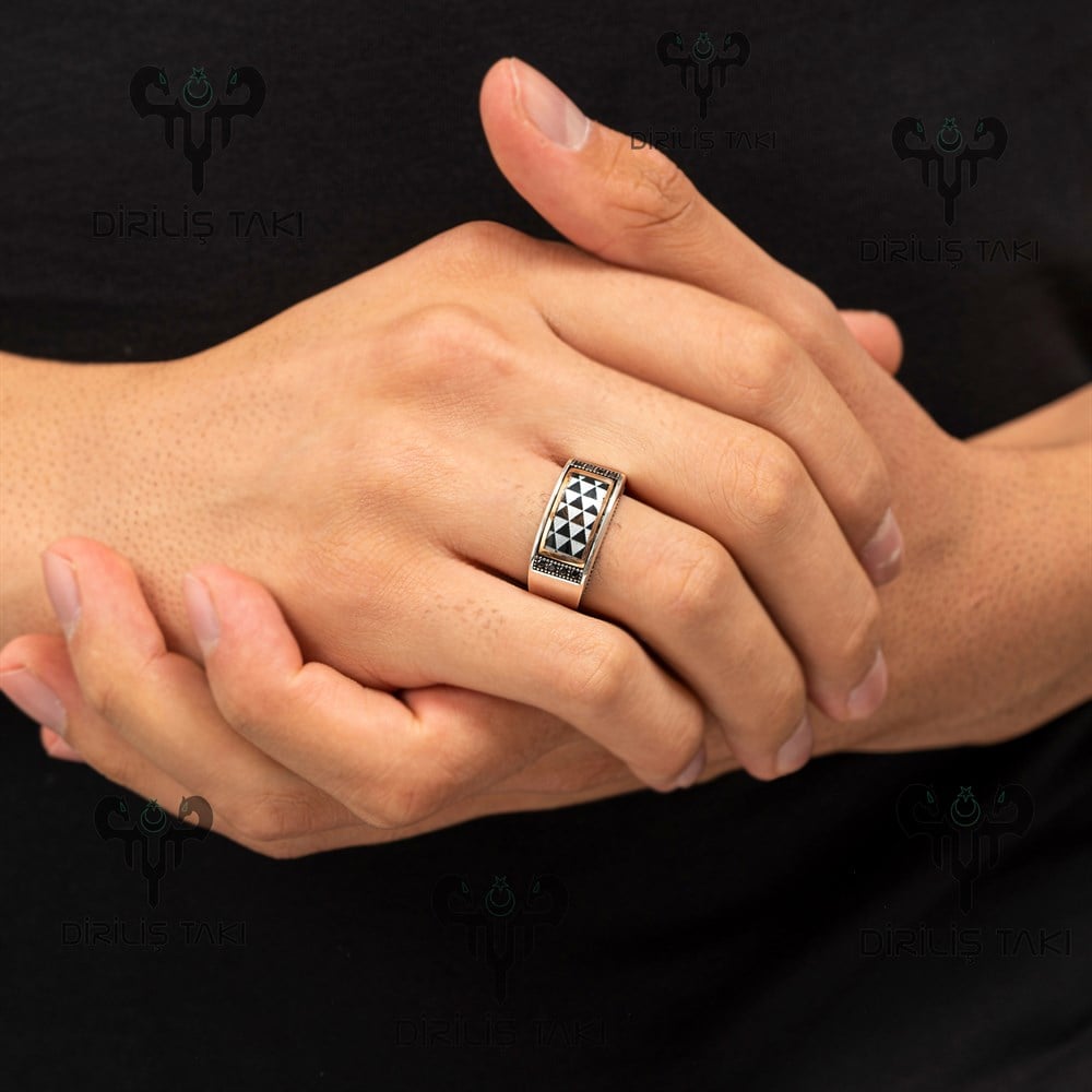 Siyah Beyaz Kare Desenli Kenarları Zirkon Taşlı Gümüş Yüzük