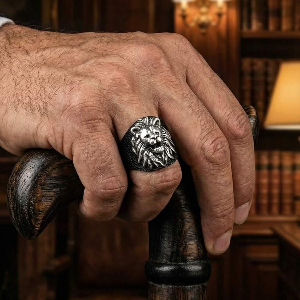 Siyah Zemin Üzeri Aslan Kafası Motifli Gümüş YüzükHayvan Figürlü Yüzükler