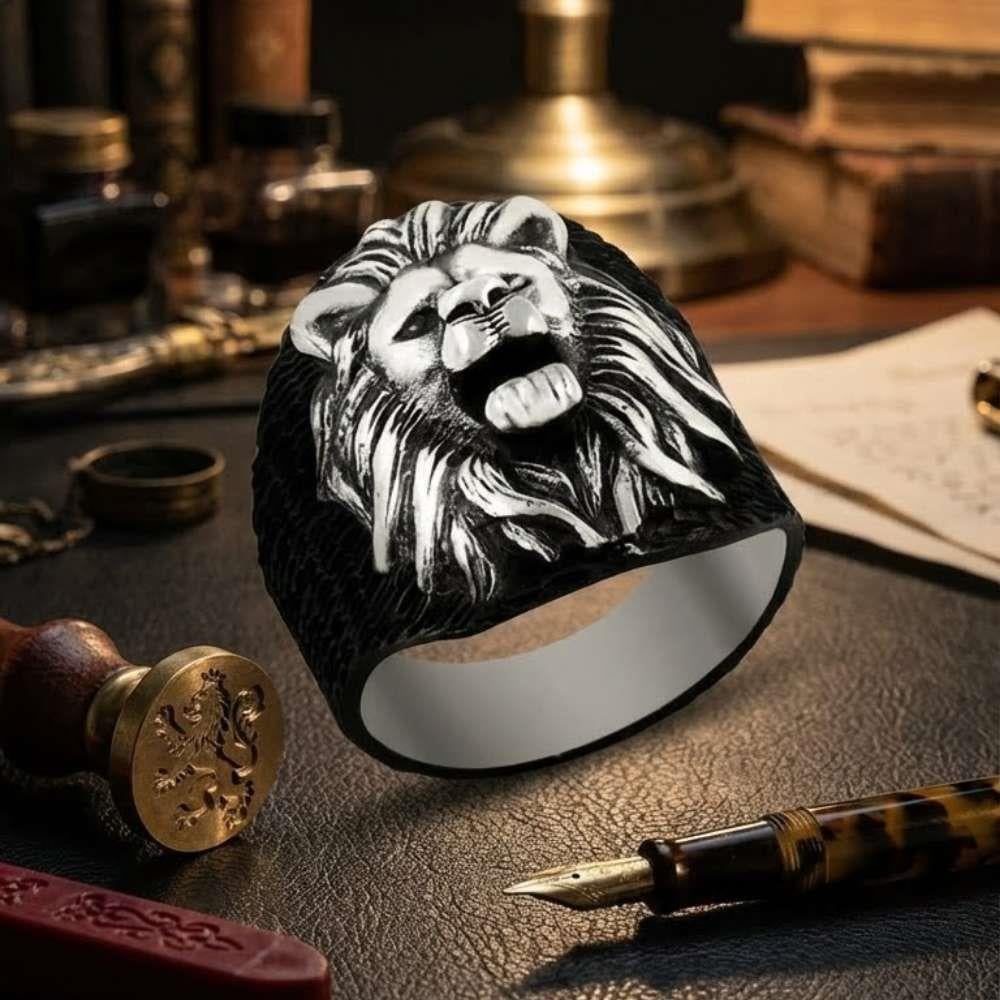 Siyah Zemin Üzeri Aslan Kafası Motifli Gümüş YüzükHayvan Figürlü Yüzükler