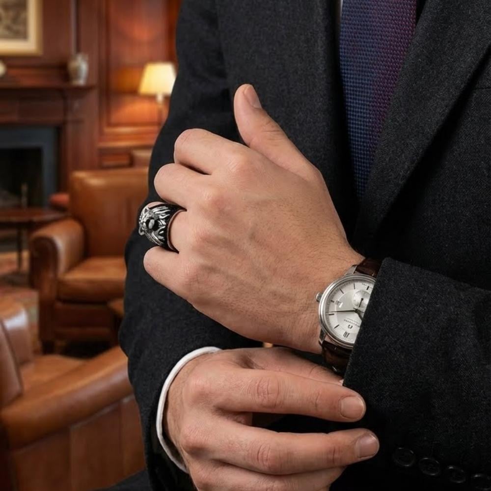 Siyah Zemin Üzeri Aslan Kafası Motifli Gümüş YüzükHayvan Figürlü Yüzükler