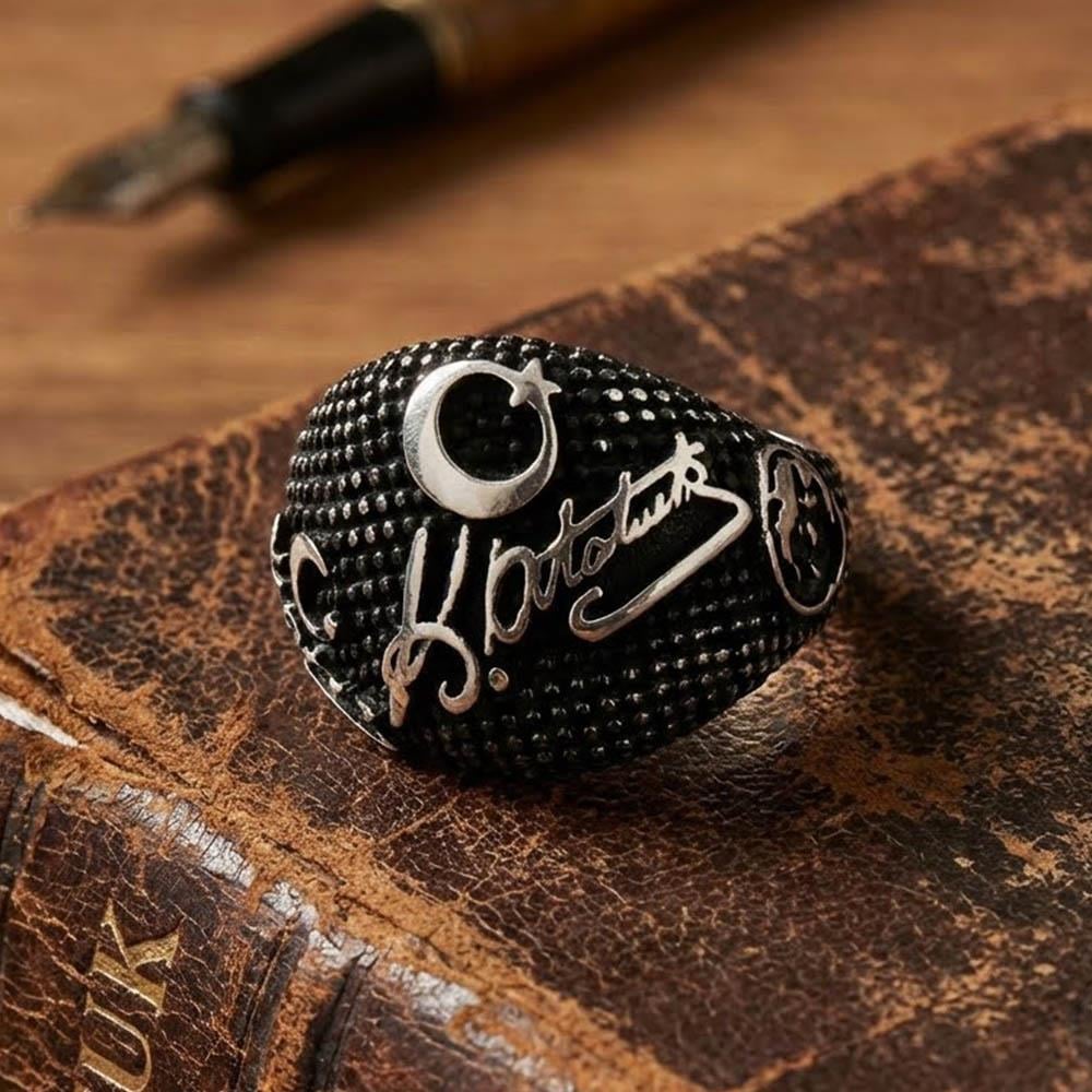 Siyah Zeminli Atatürk İmzalı Gümüş Erkek YüzükAtatürk Yüzükleri