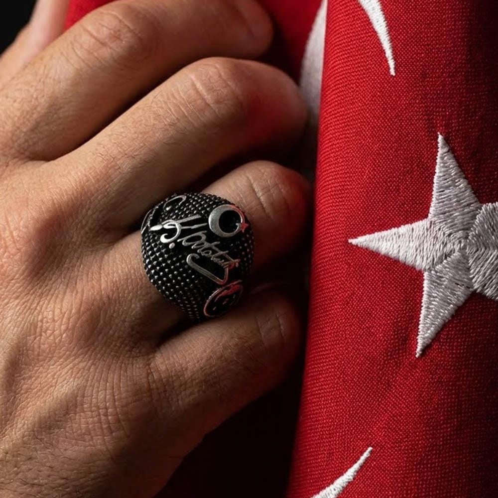 Siyah Zeminli Atatürk İmzalı Gümüş Erkek YüzükAtatürk Yüzükleri