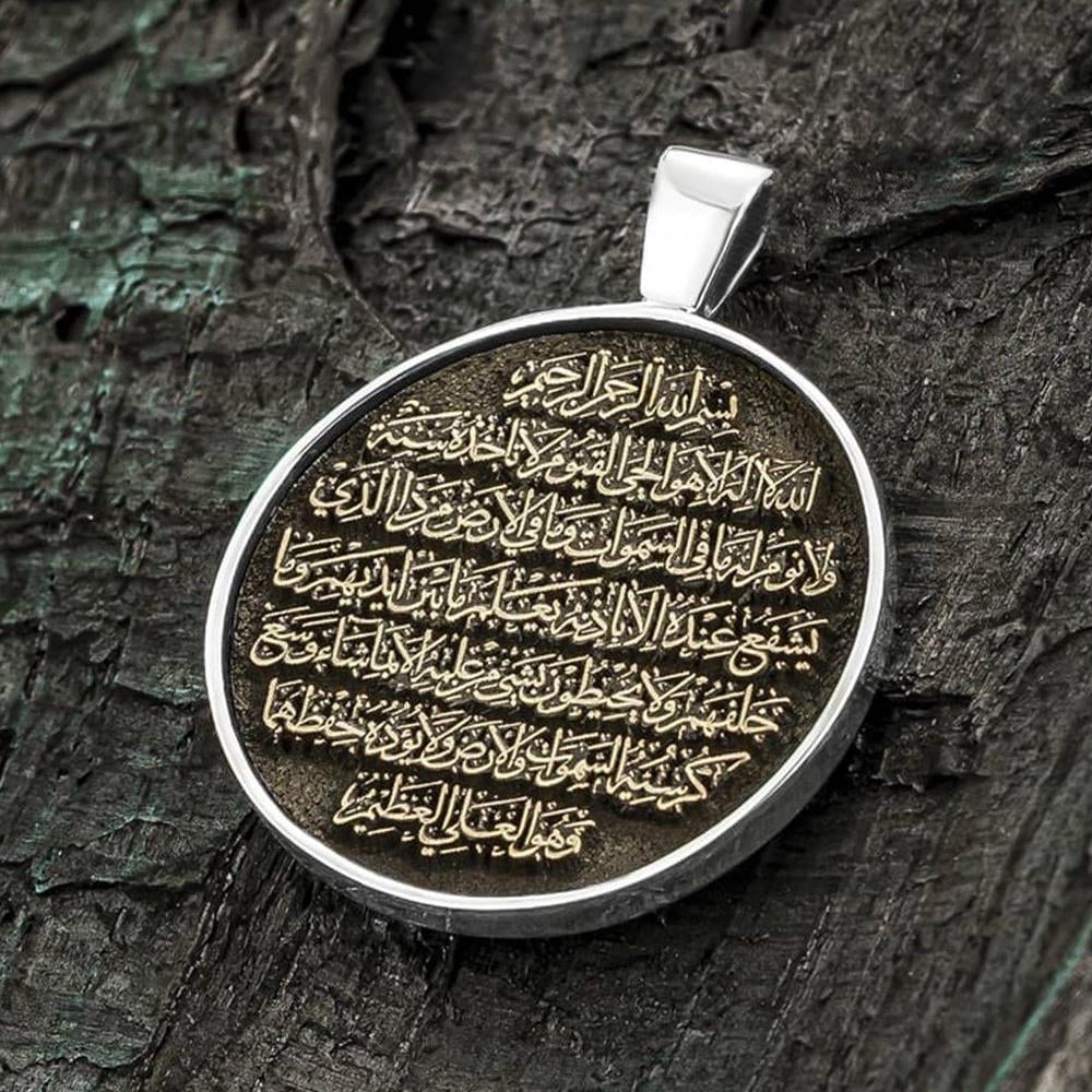 Siyah Zeminli Ayetel Kürsi İşlemeli Gümüş Kolye UcuKolye Ucu