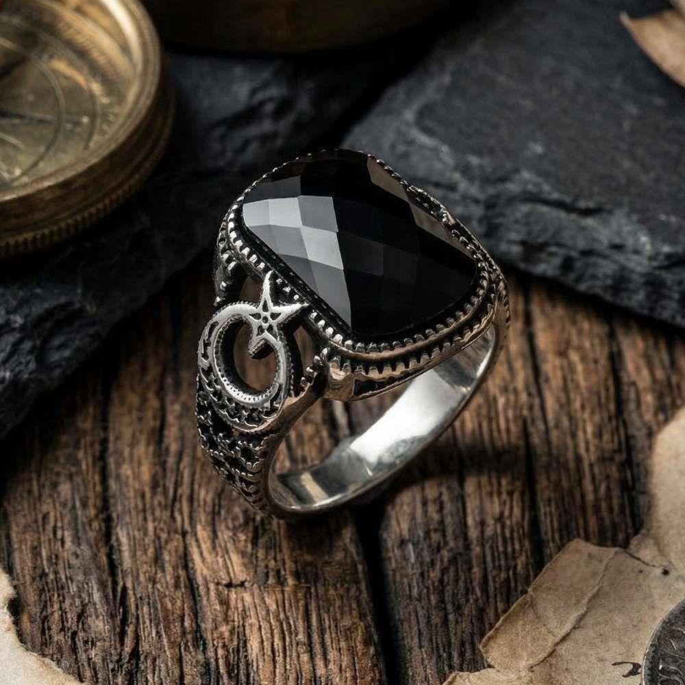 Türk Bayrağı İşlemeli Oniks Taşı Gümüş YüzükOniks Taşlı Yüzükler