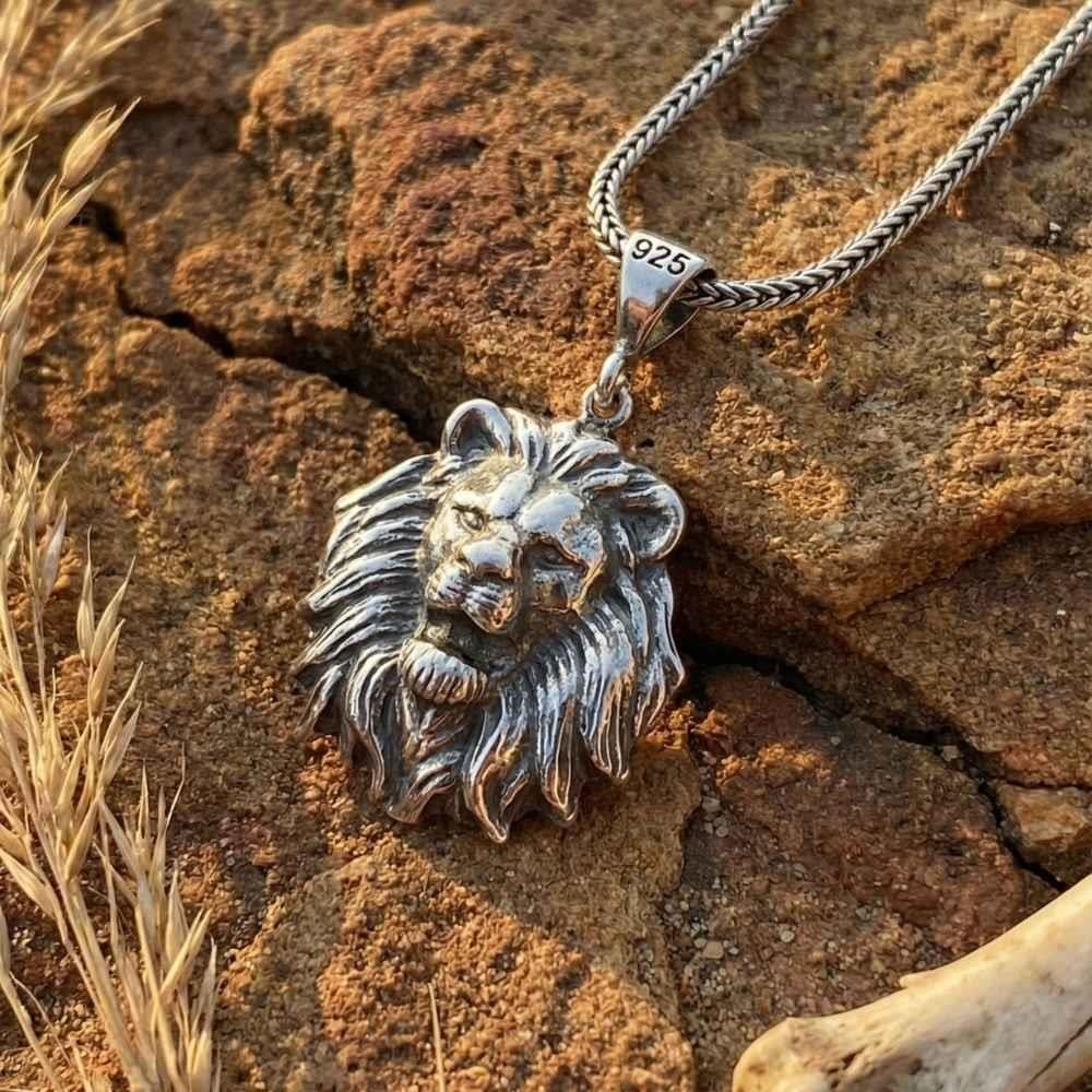 Üç Boyutlu Aslan Kafası Motifli Gümüş KolyeKolye