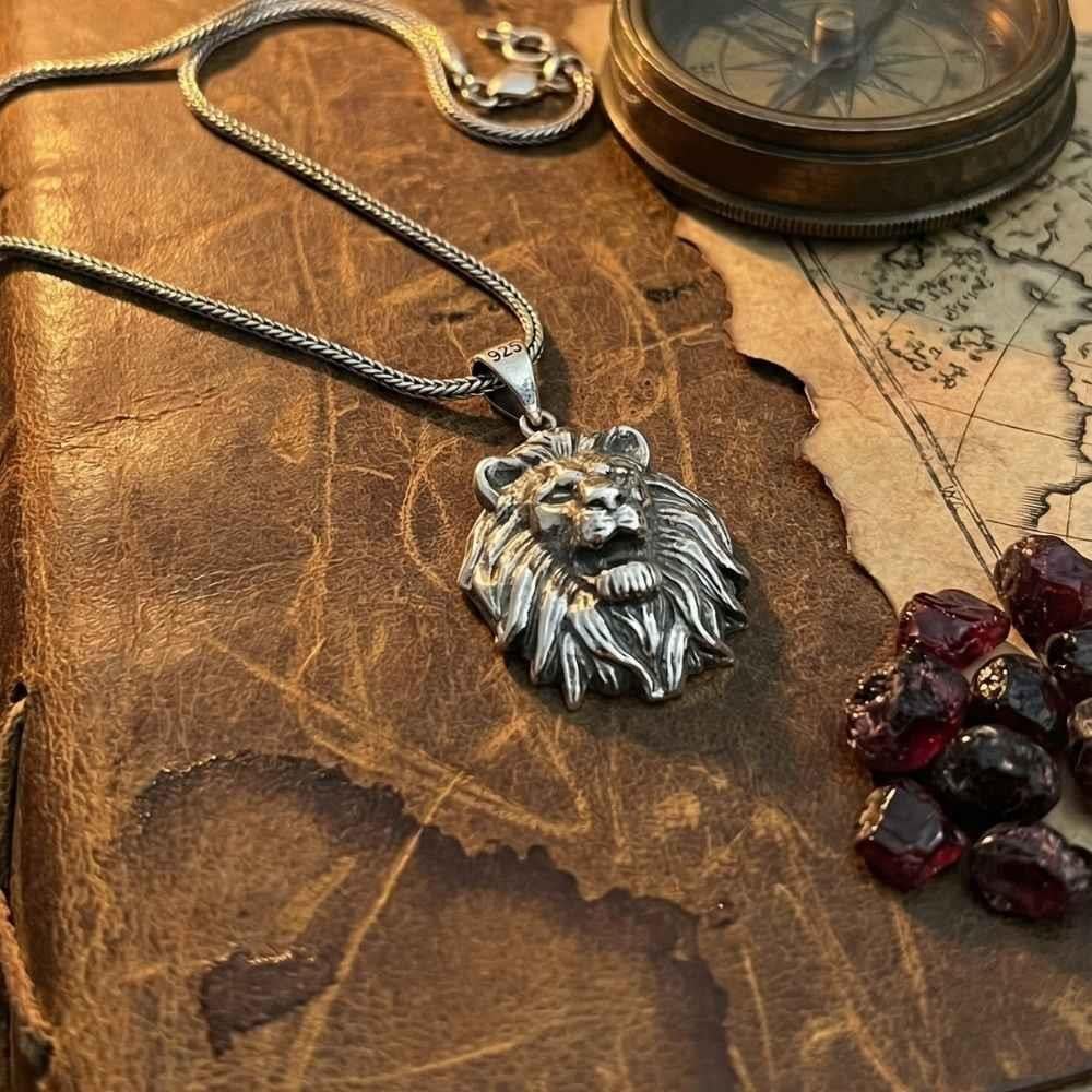 Üç Boyutlu Aslan Kafası Motifli Gümüş KolyeKolye
