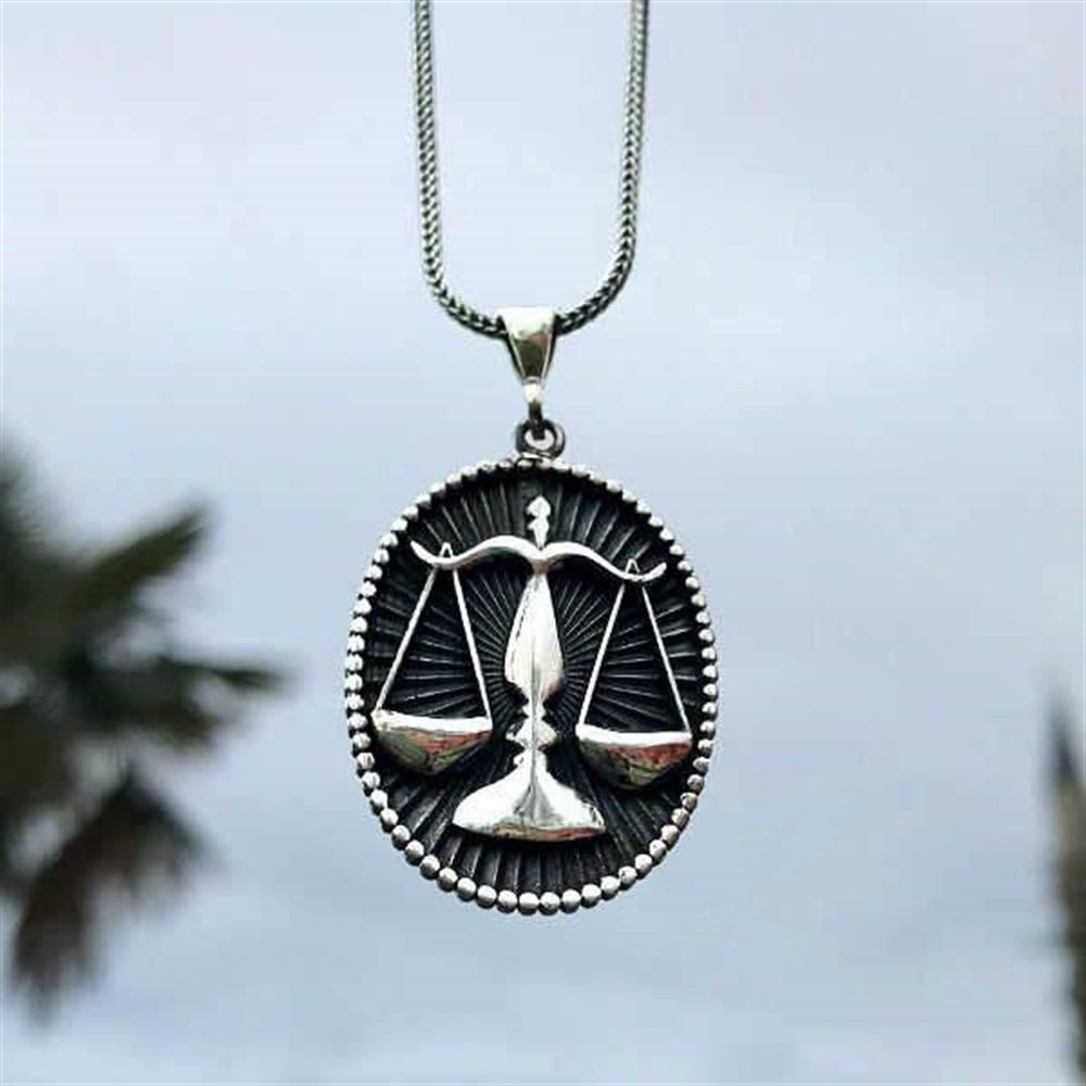 Üç Boyutlu Terazi Motifli Gümüş Kolye