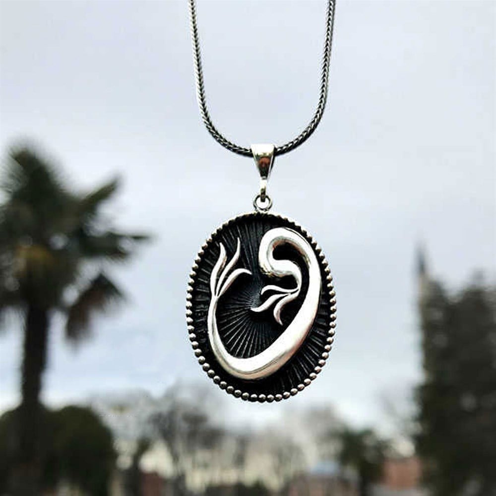 Vav Motifli Üç Boyutlu Gümüş Kolye