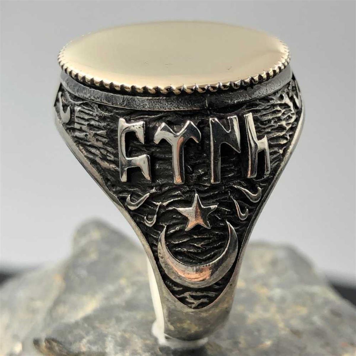 Yanları Ay Yıldız İşlemeli Kişiye Özel Erkek Gümüş Yüzük