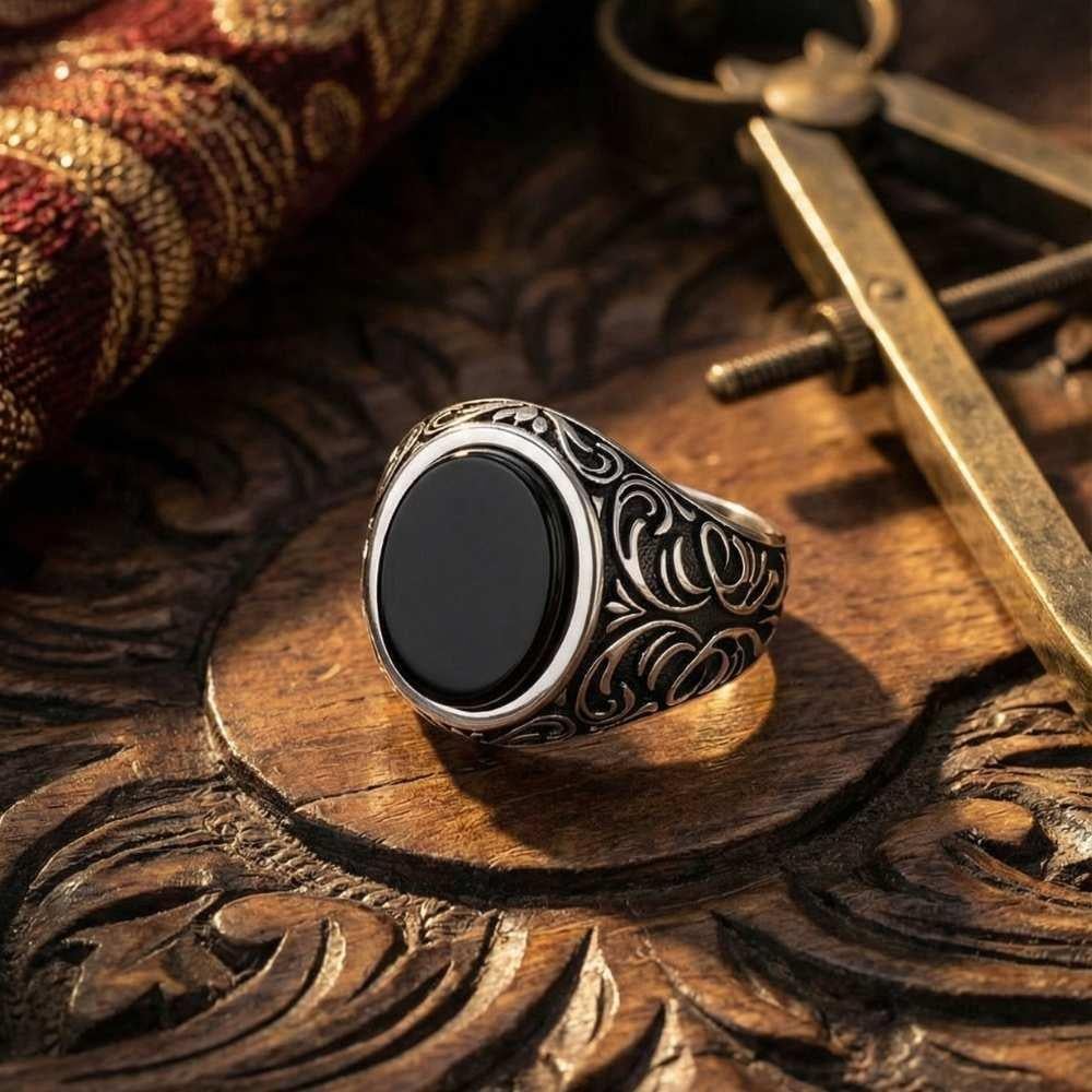 Yanları Osmanlı Motifli Oniks Taşlı Gümüş YüzükOnyx Stone Ring