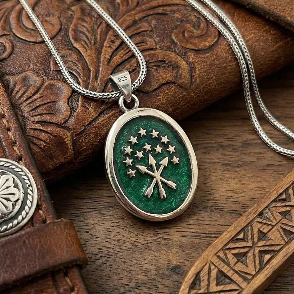 Yeşil Mineli Çerkes Bayrağı Gümüş KolyeKolye
