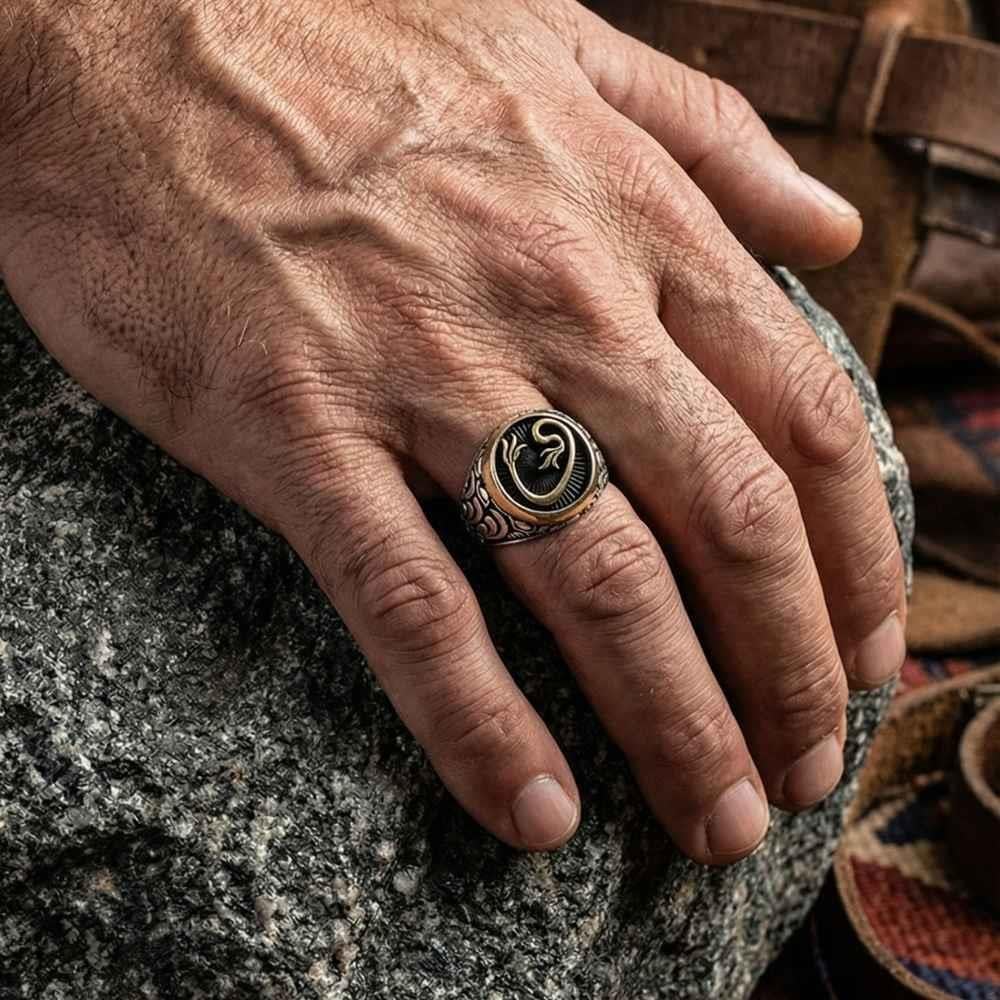 Yuvarlak Kasa Vav Desenli Gümüş Erkek YüzükElif Vav Yüzük