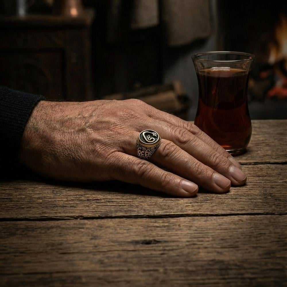 Yuvarlak Kasa Vav Desenli Gümüş Erkek YüzükElif Vav Yüzük
