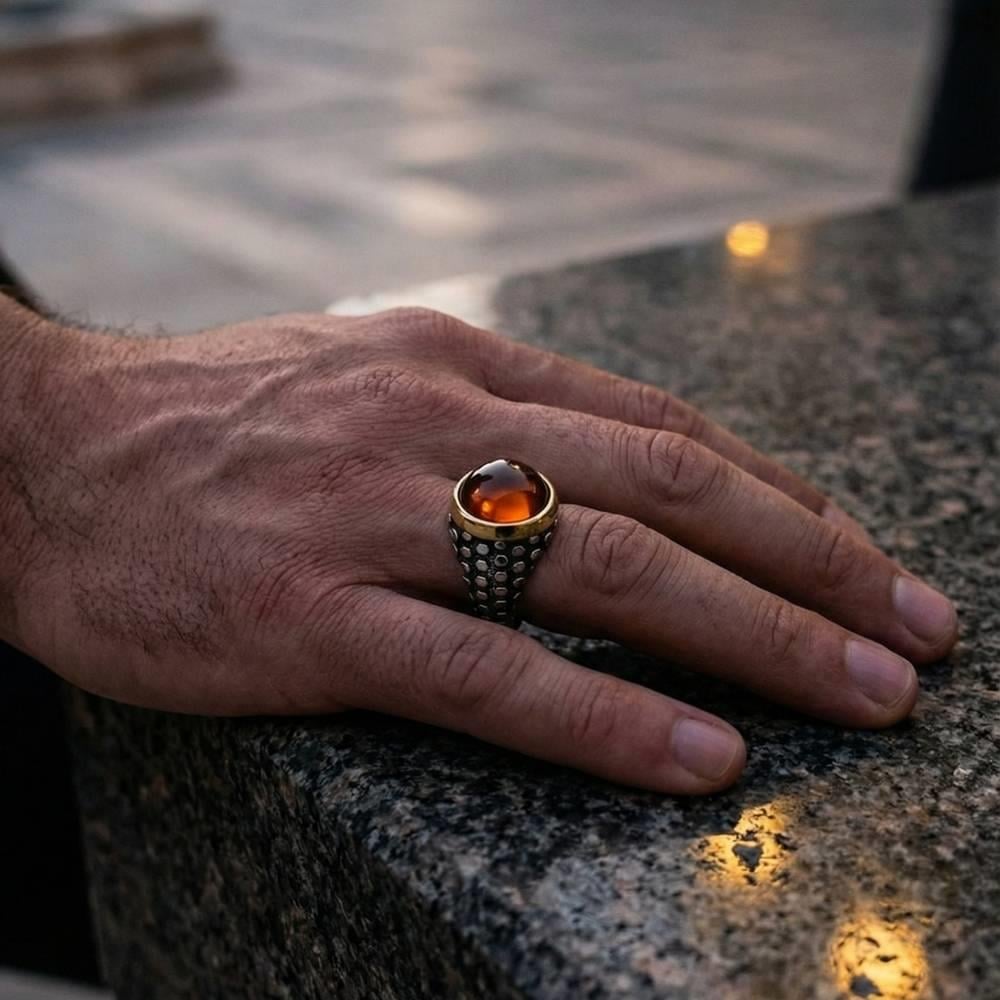 Yuvarlak Oniks Taşlı Gold Detaylı Gümüş Erkek YüzükOniks Taşlı Yüzükler
