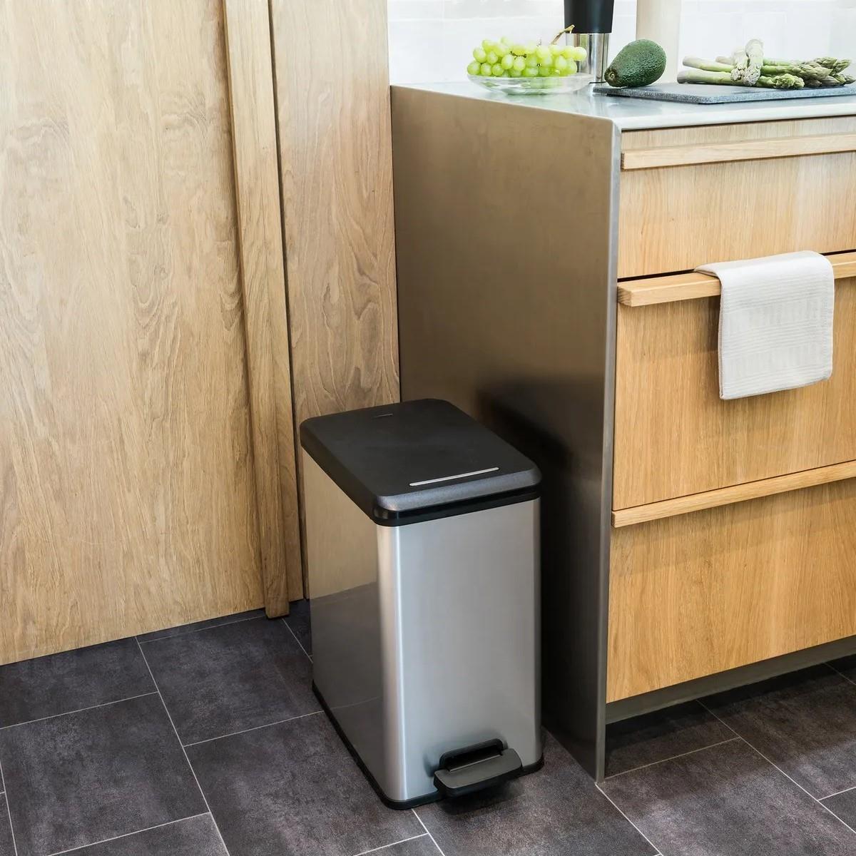 Curver DecoBin Slim 25L Metal Görünümlü, Yumuşak kapanan, Pedallı 1.Sınıf Plastik Çöp Kovası