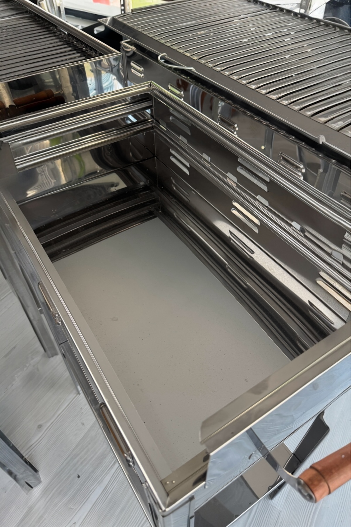 Pratik Outdoor Paslanmaz Çelikten Vidalı Ayaklı ve 3 Kademeli Sehpalı Mangal - 50x30 cm