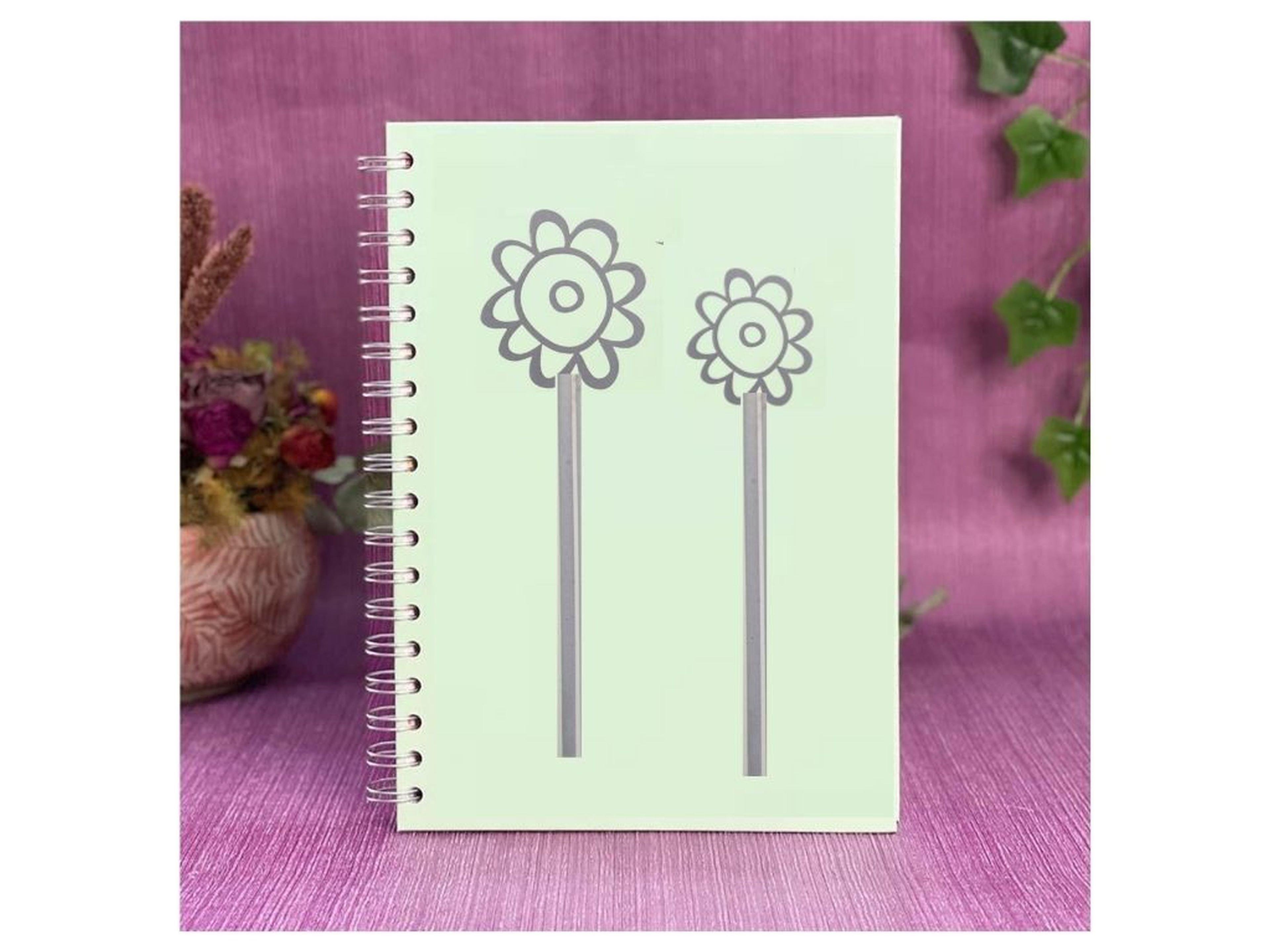 2 Adet Defter Sticker,Laptop Sticker  Gri Papatyalı  Pvc 48X33X0,5Cm