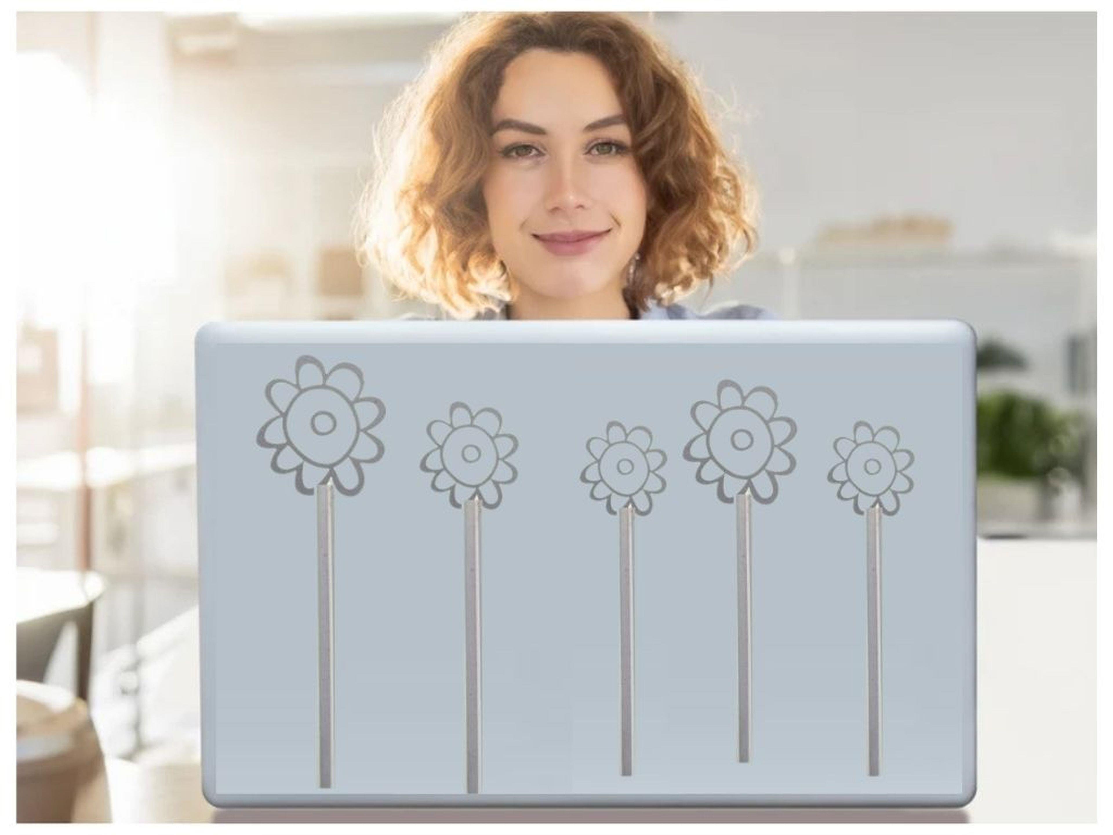 2 Adet Defter Sticker,Laptop Sticker  Gri Papatyalı  Pvc 48X33X0,5Cm