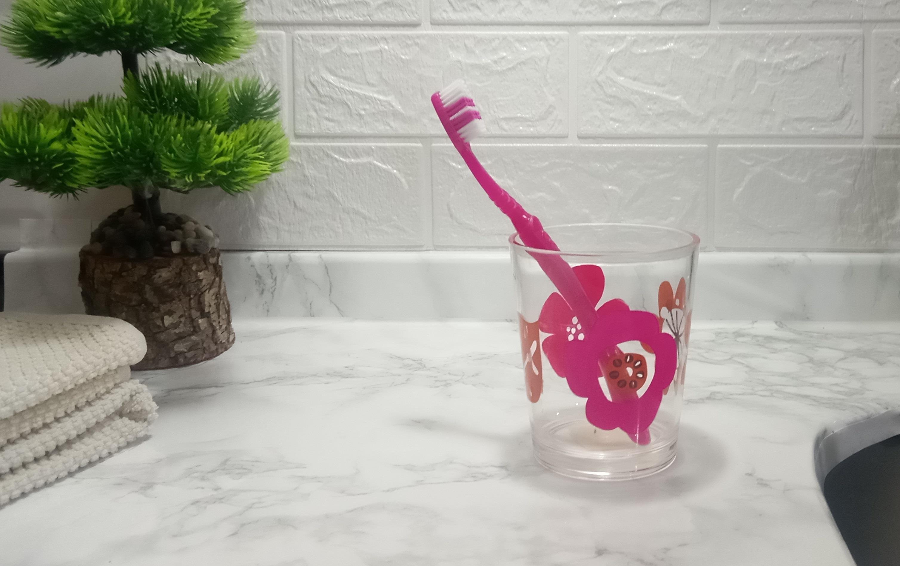 2 Adet Diş Fırçalık Ve Macun Kabı Kırmızı Papatya Akrilik 8X8X9Cm  Banyo Seti  