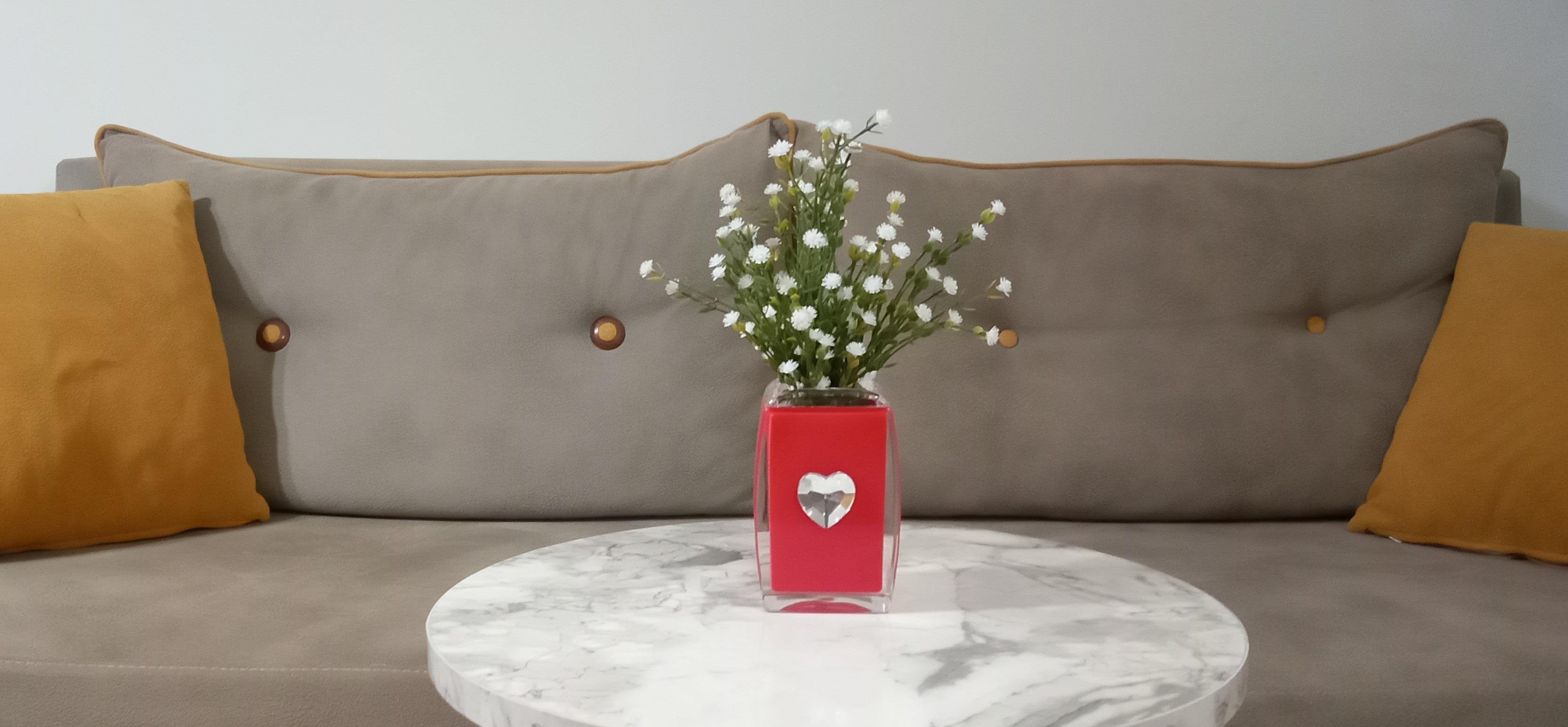 2 Adet Vazo Dahil,Vazoda Çiçek,Beyaz Yapay Çiçek,Vazo Dekoratif Kristal Taşlı Kırmızı Kalpli  6X6X16Cm 