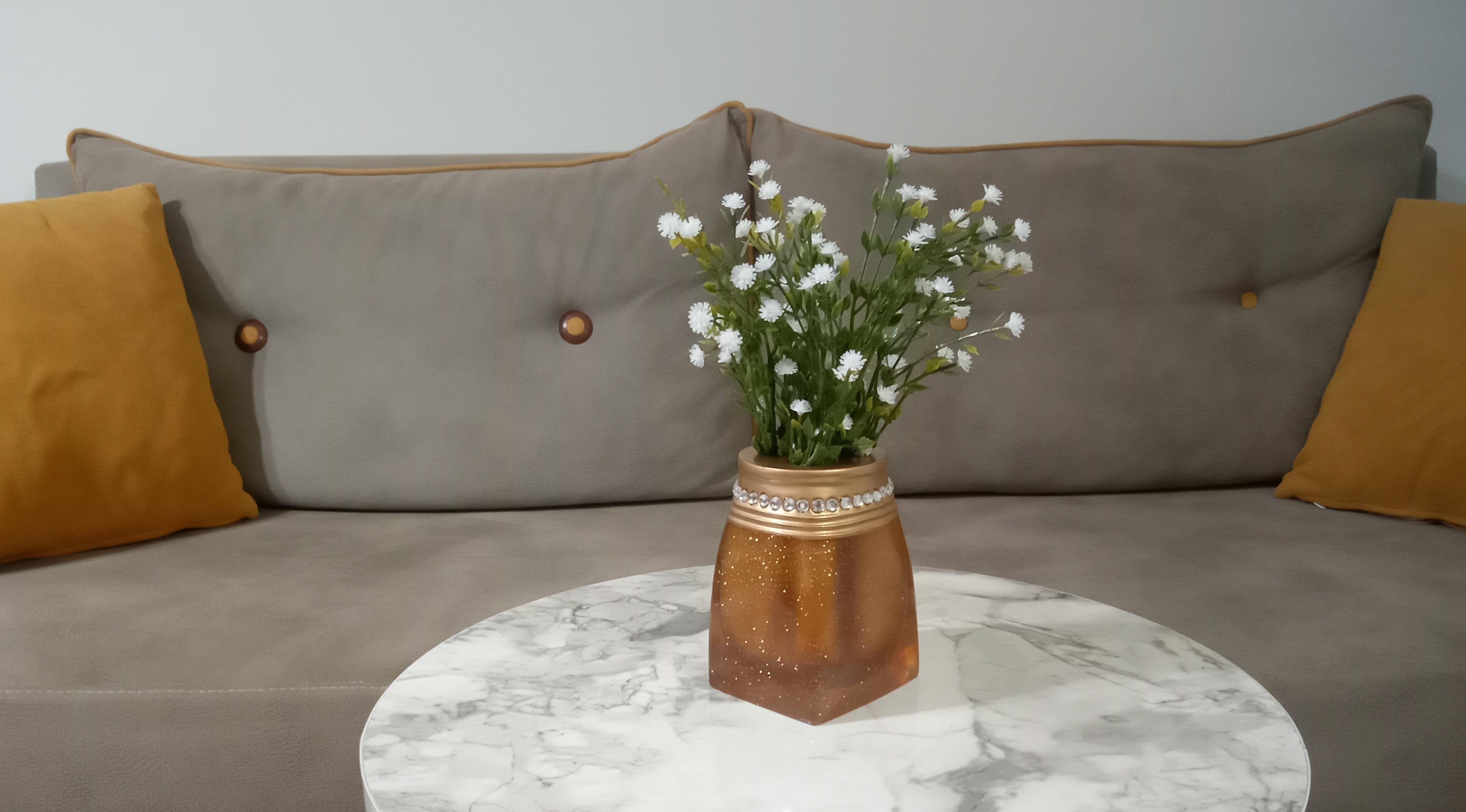 2 Adet Vazo Dahil,Vazoda Çiçek,Beyaz Yapay Çiçek,Vazo Dekoratif Taşlı Altın Poliresin 7X7X15Cm 