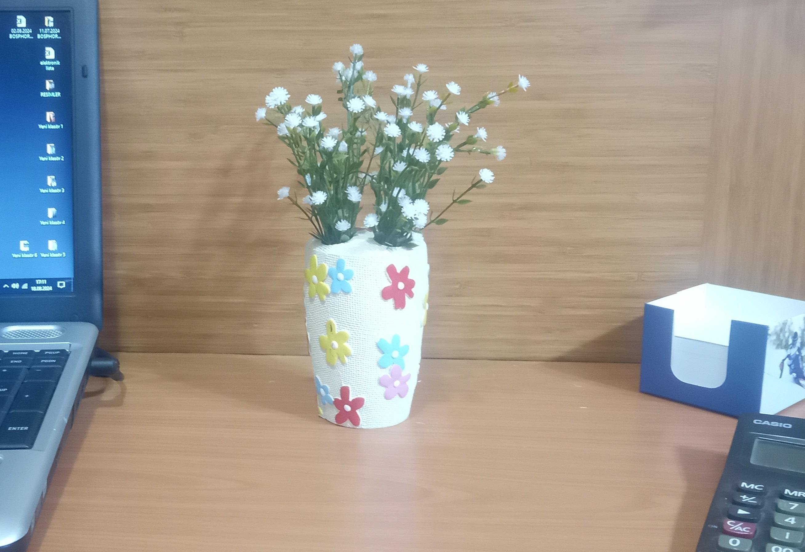 2 Adet Vazo Dahil,Vazoda Çiçek,Beyaz Yapay Çiçek,Vazo Dekoratif Renkli Papatyalı Poliresin 5X5X16Cm 