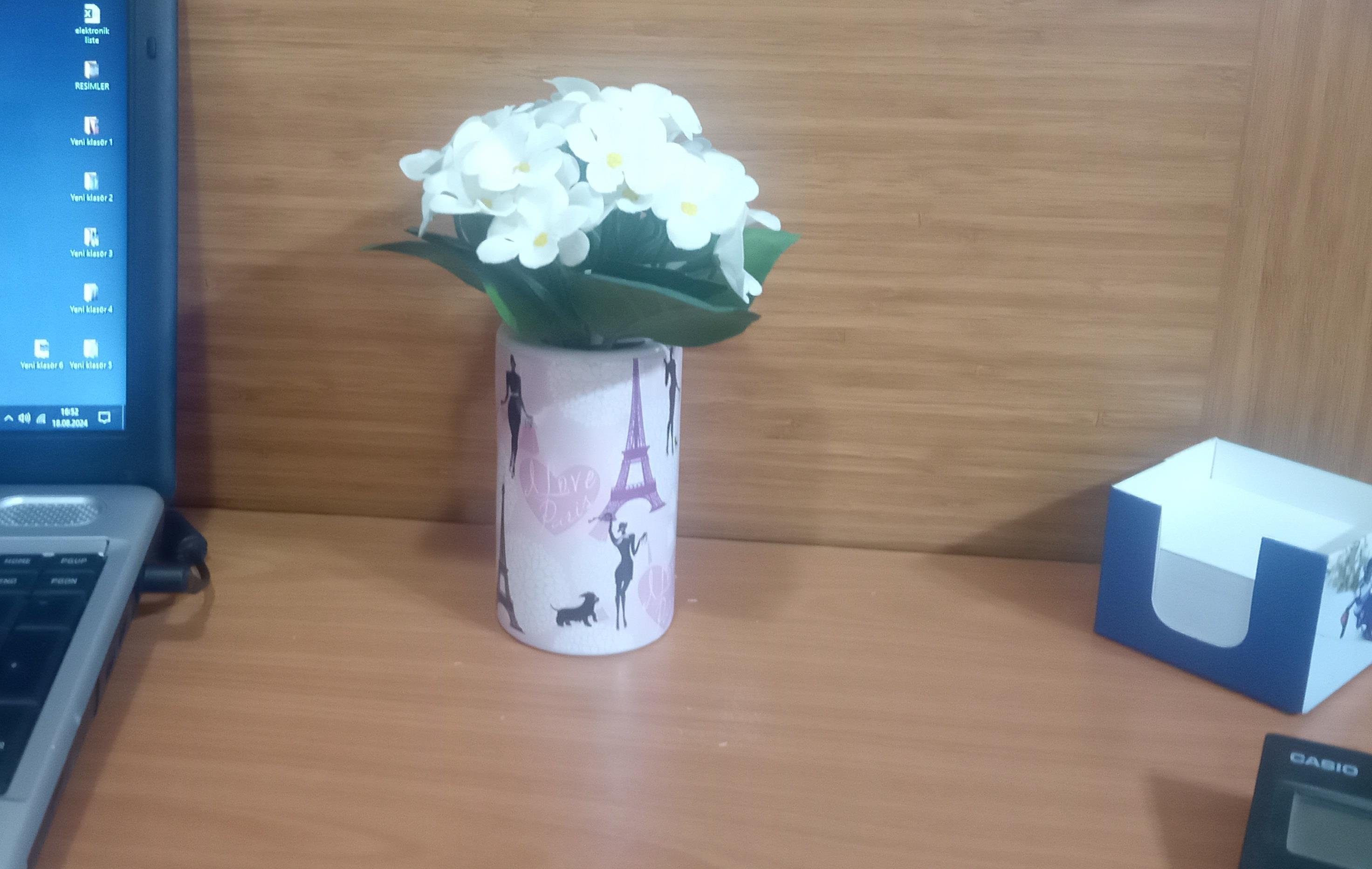 2 Adet Vazo Dahil,Vazoda Çiçek,Beyaz Yapay Çiçek,Vazo Dekoratif  Kızlı Paris Desenli 7X7X16Cm