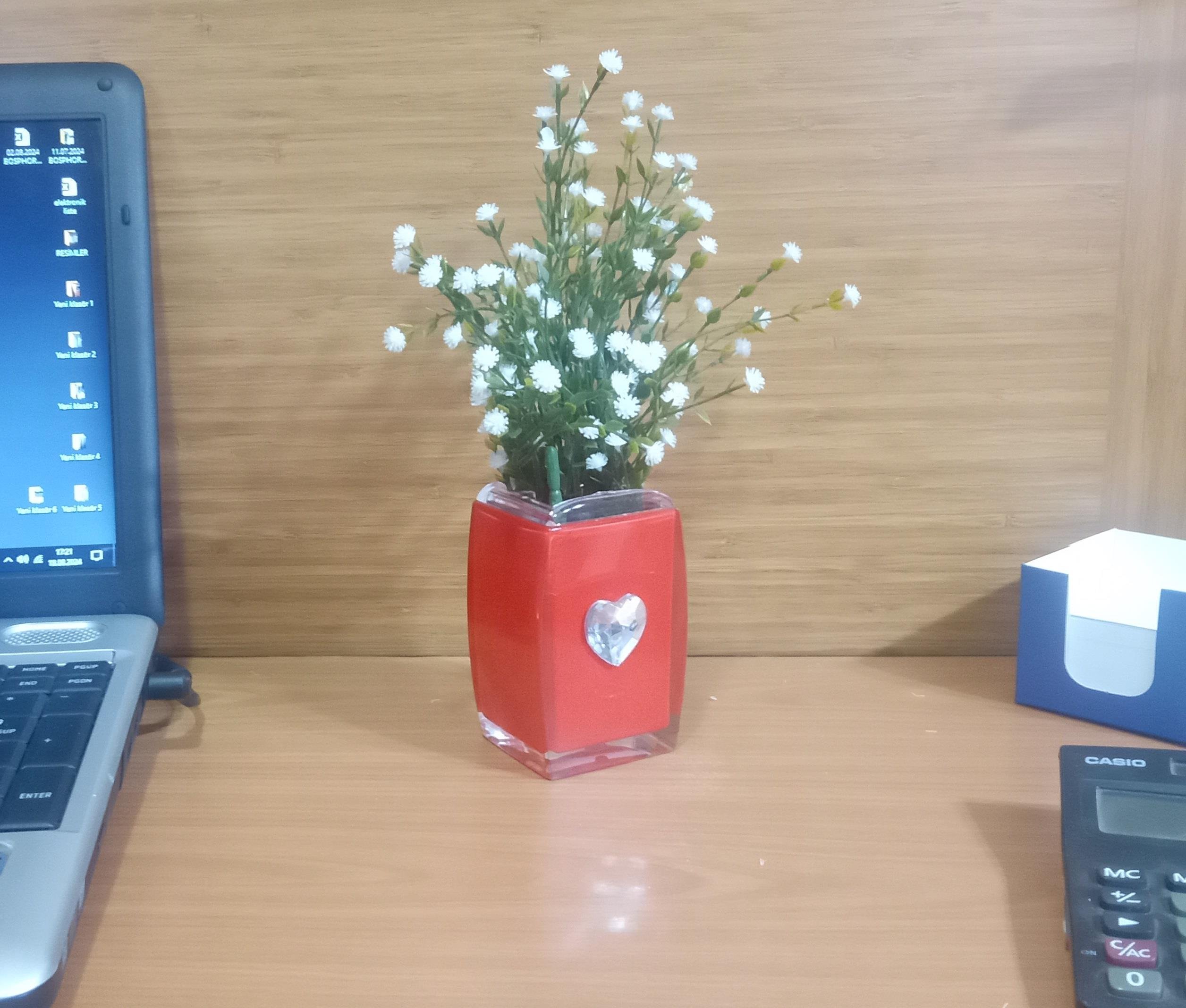 2 Adet Vazo Dahil,Vazoda Çiçek,Beyaz Yapay Çiçek,Vazo Dekoratif Kristal Taşlı Kırmızı Kalpli  6X6X16Cm 