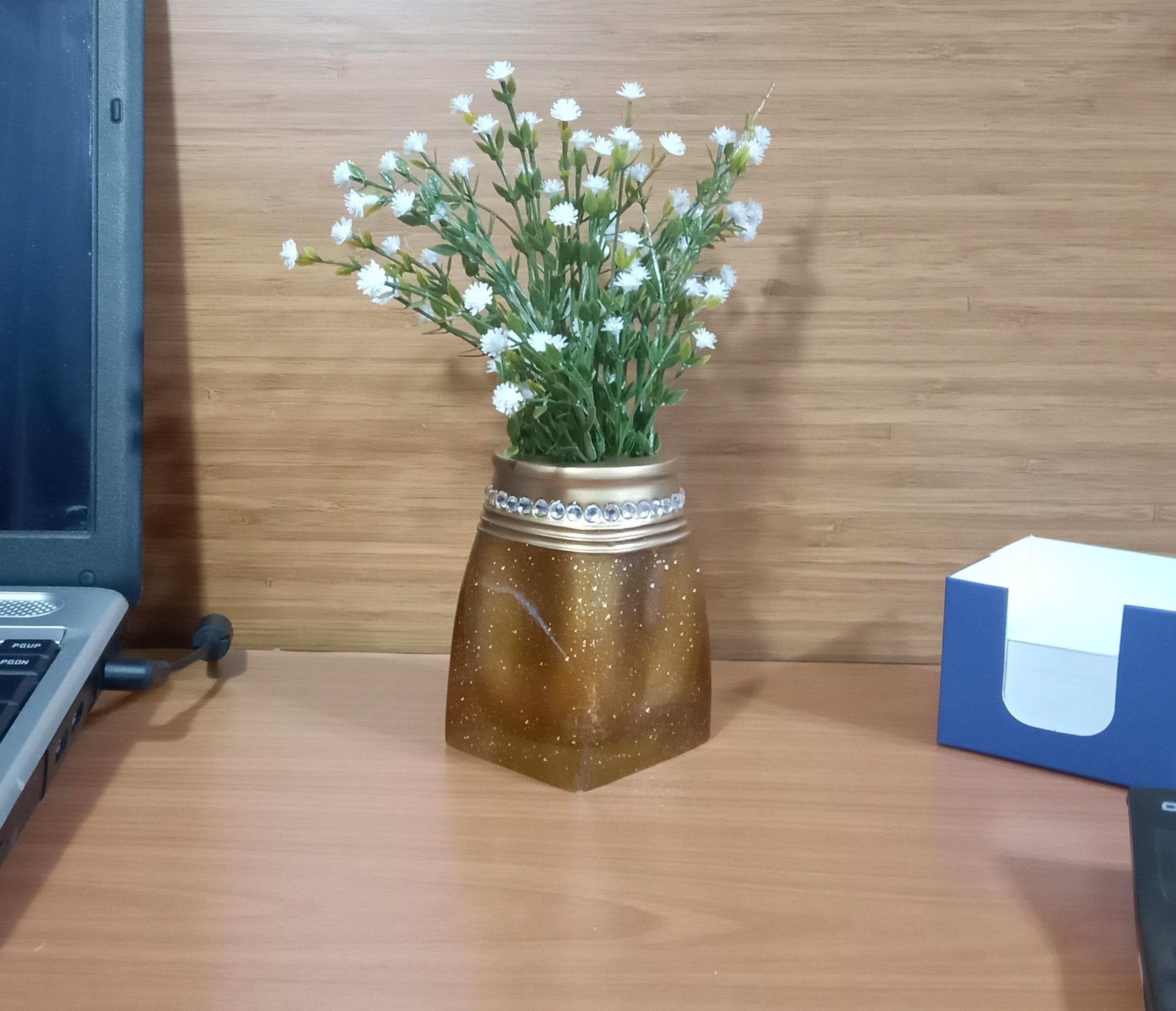 2 Adet Vazo Dahil,Vazoda Çiçek,Beyaz Yapay Çiçek,Vazo Dekoratif Taşlı Altın Poliresin 7X7X15Cm 