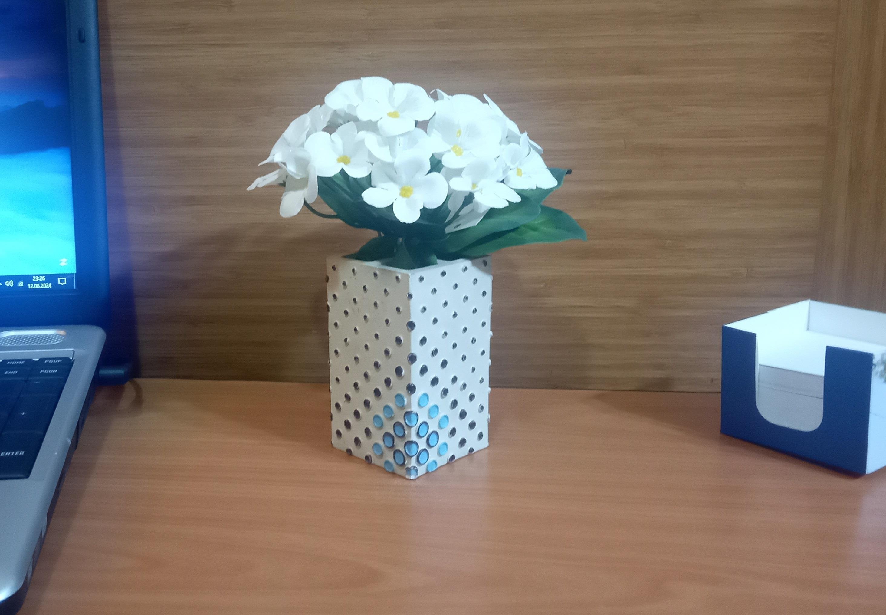 2 Adet Vazo Dahil,Vazoda Çiçek,Beyaz Yapay Çiçek,Vazo Dekoratif  Puanlı Poliresin 6X6X15Cm 