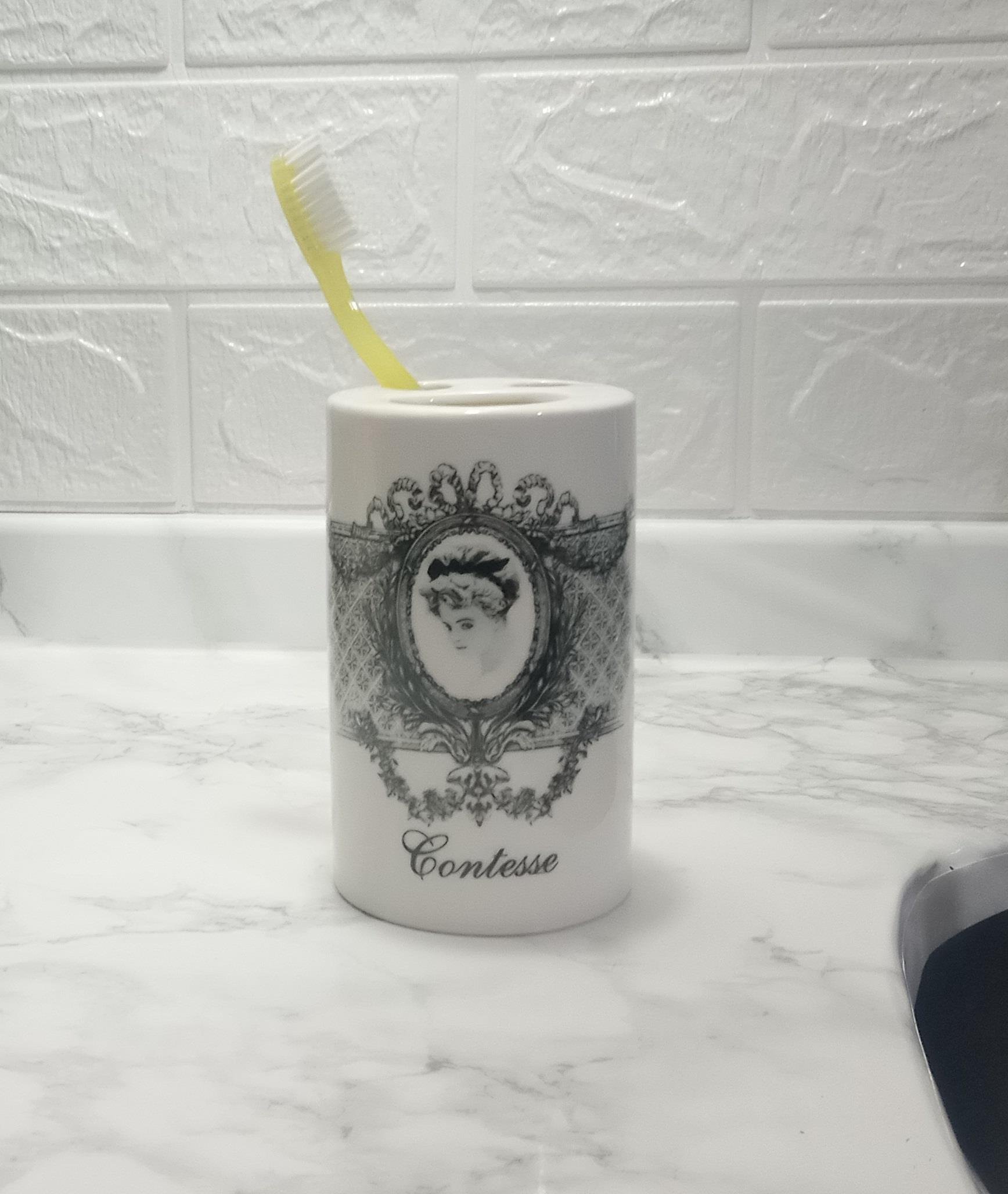 Seramik Diş Fırçalık Kraliçe Model 7x7x11cm