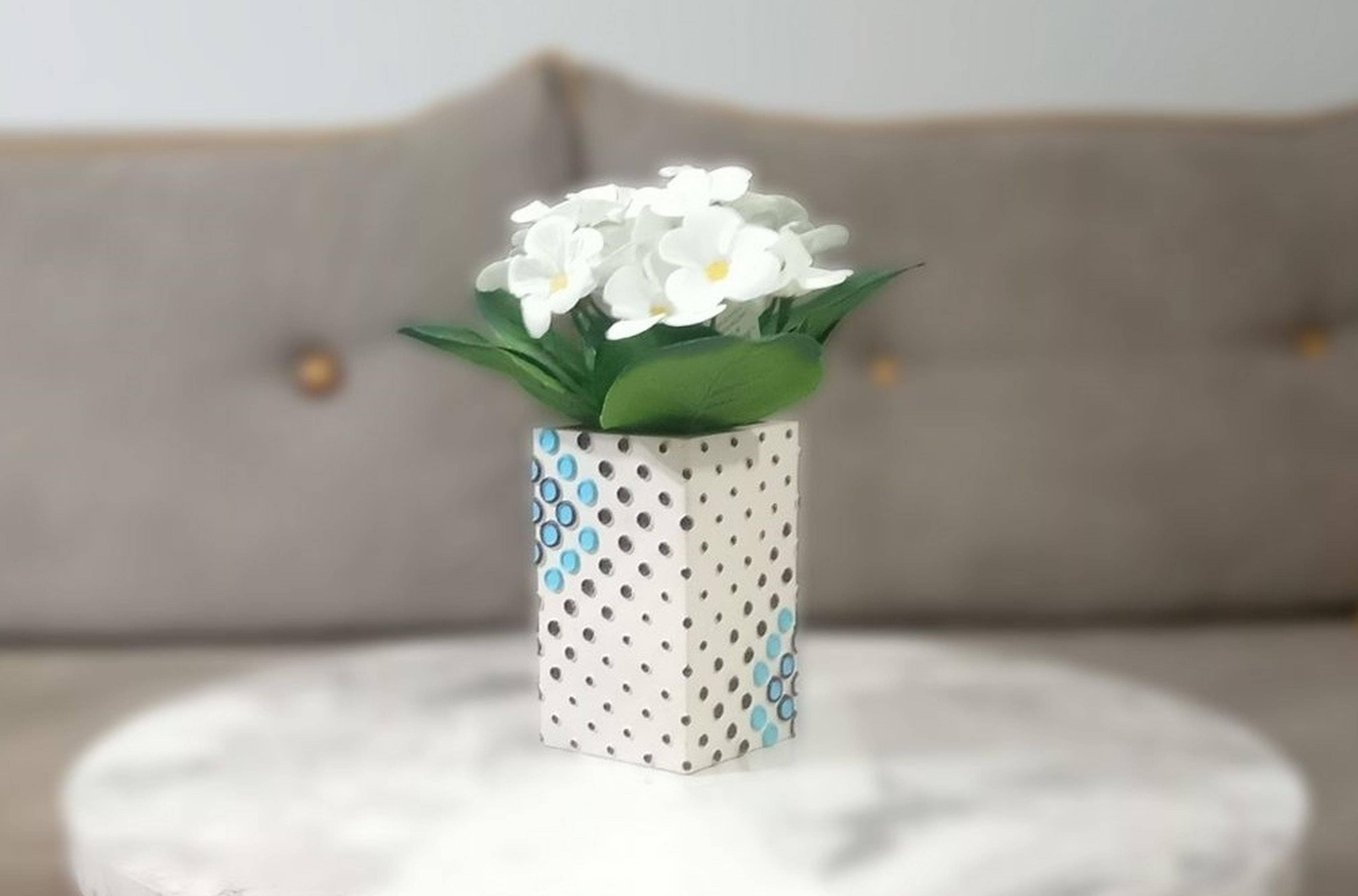 Vazoda Çiçek,Beyaz Yapay Çiçek,Vazo Dekoratif  Puanlı Poliresin 6X6X15Cm 