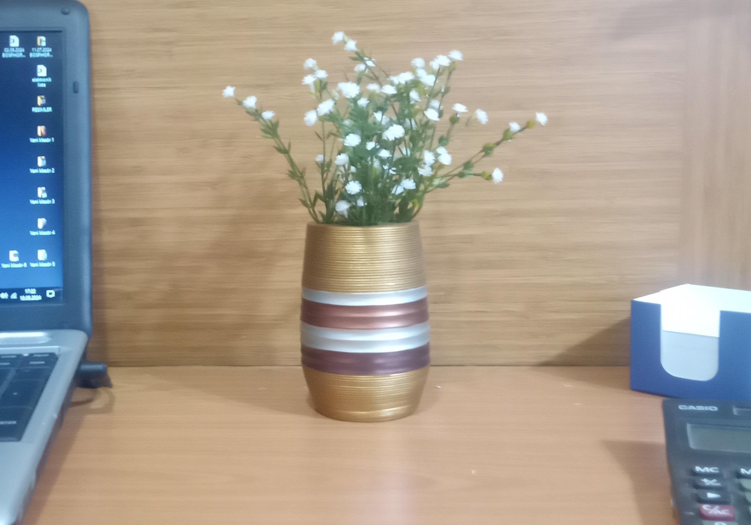 Vazoda Çiçek,Beyaz Yapay Çiçek,Vazo Dekoratif Metalik Kahve Poliresin 6X6X17Cm 