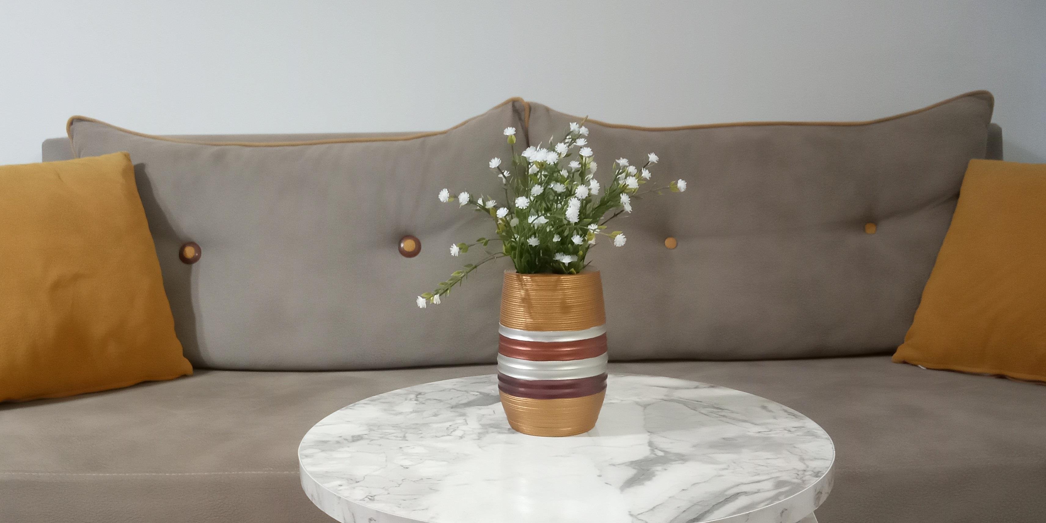 Vazoda Çiçek,Beyaz Yapay Çiçek,Vazo Dekoratif Metalik Kahve Poliresin 6X6X17Cm 