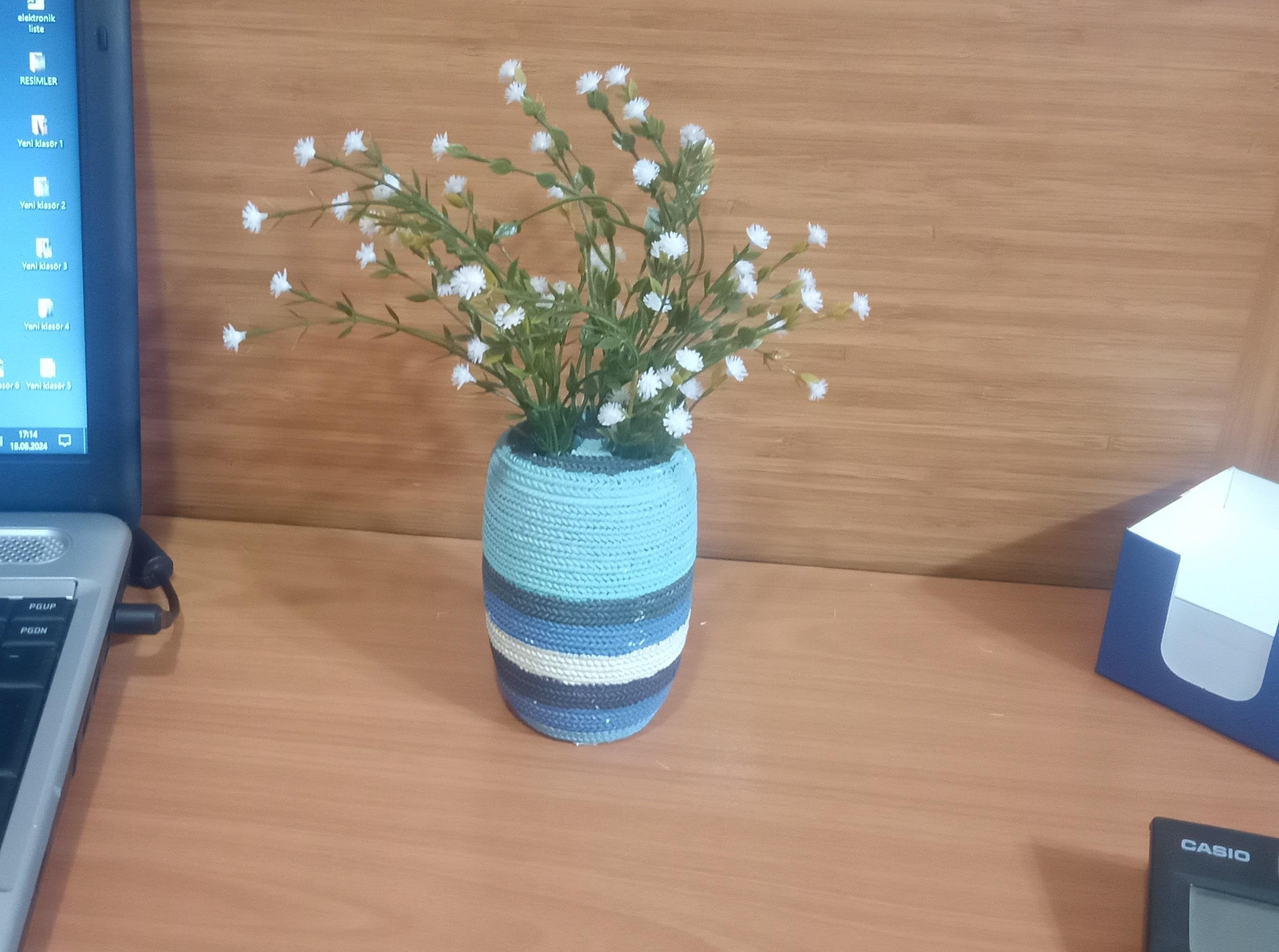 Vazoda Çiçek,Beyaz Yapay Çiçek,Vazo Dekoratif Mavi Örgü Poliresin 7X7X16Cm 