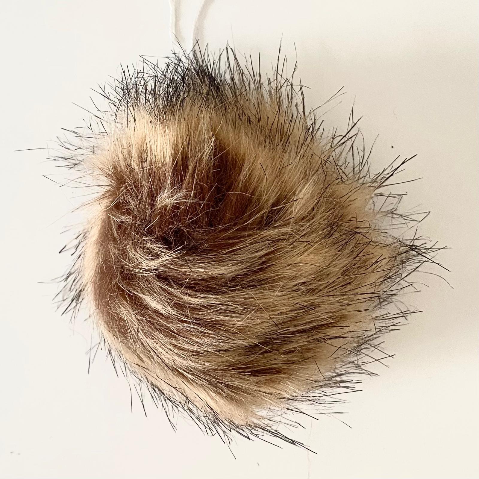 Atkı Şapka Anahtarlık ve Bere Ponponu Büyük Boy 008