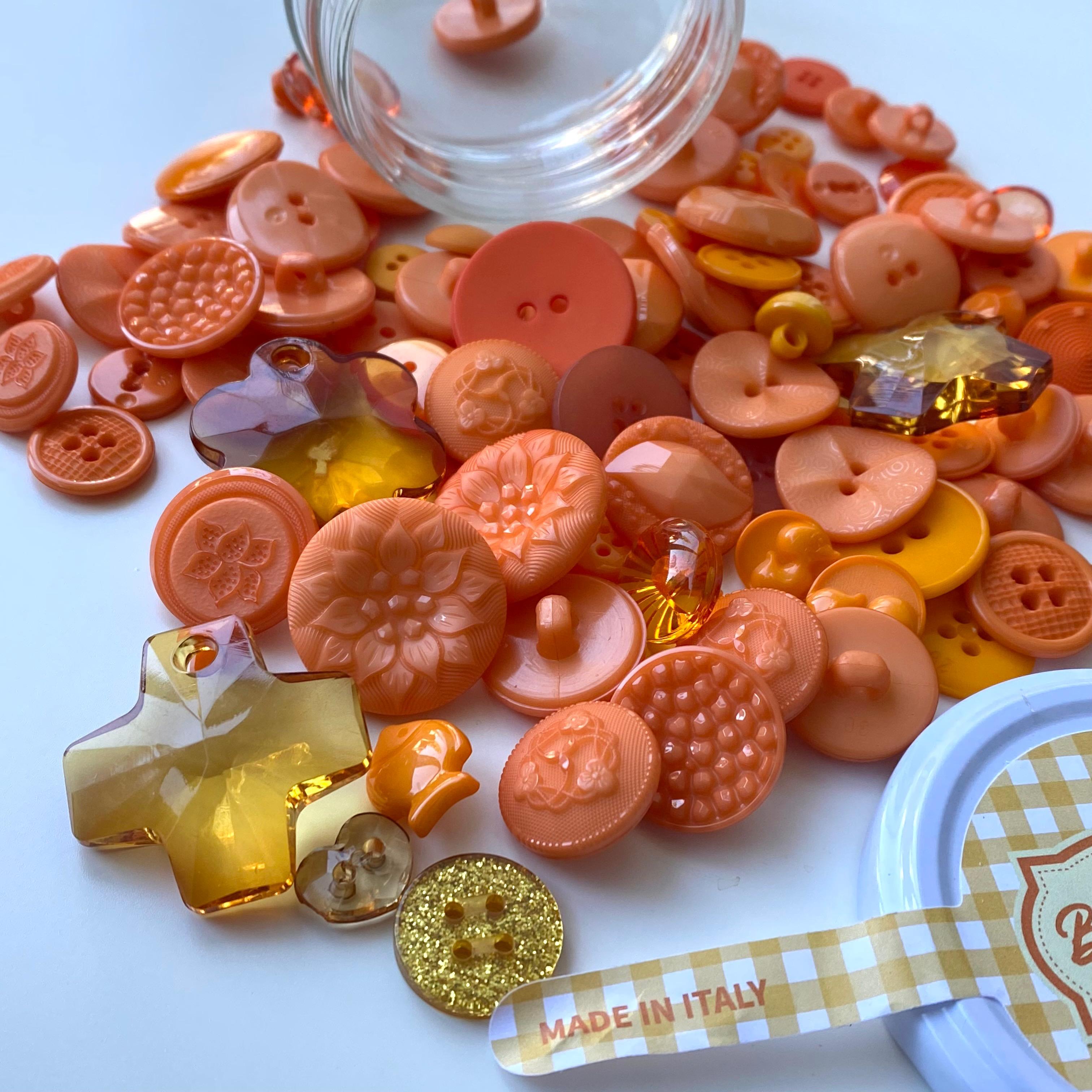 Button Jam Kavanozda Karşık Boy Ve Modellerde İtalyan Aksesuar Düğmesi - Turuncu Karışım