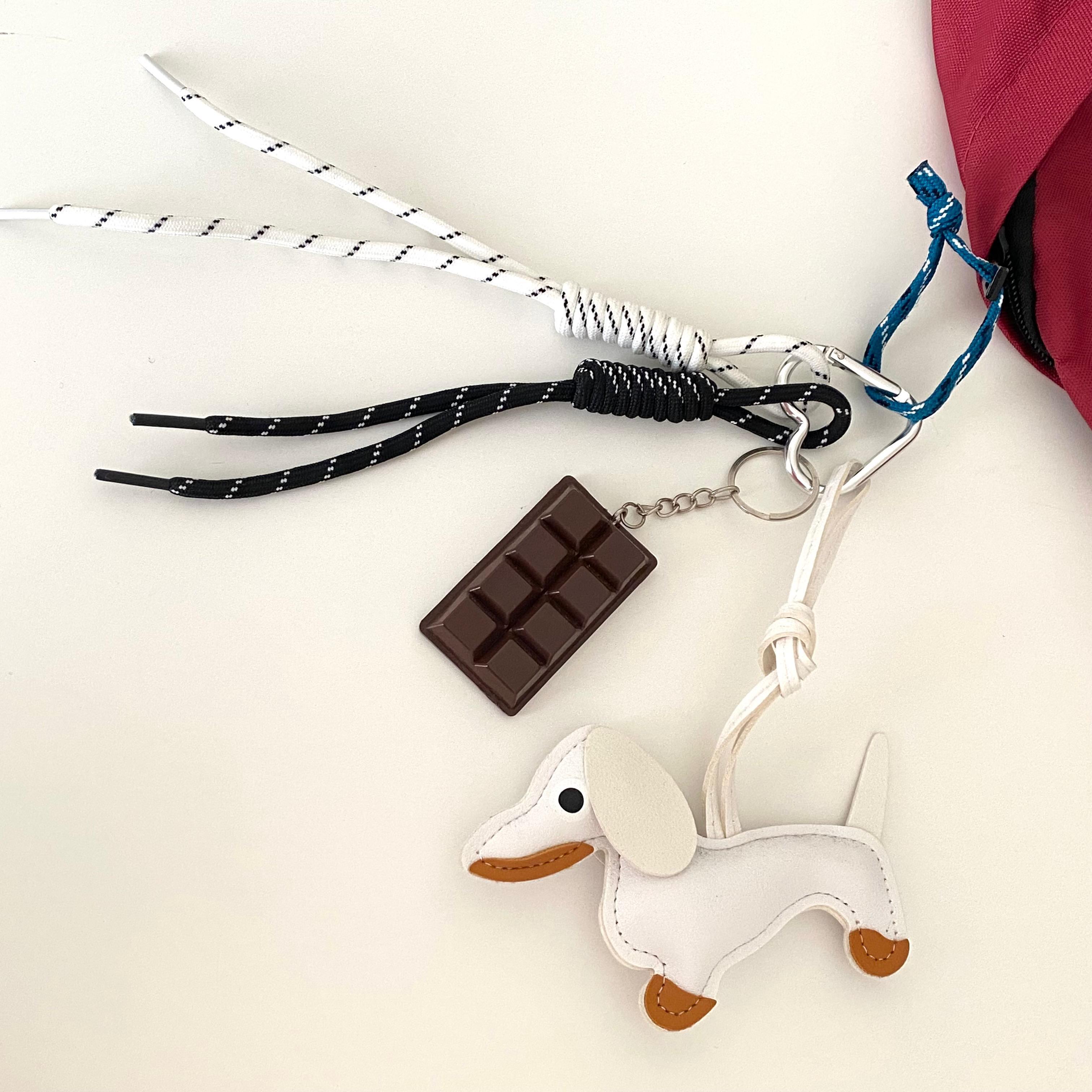 Çanta Charmı Siyah Beyaz Beyaz Köpek ve Çikolata Detaylı