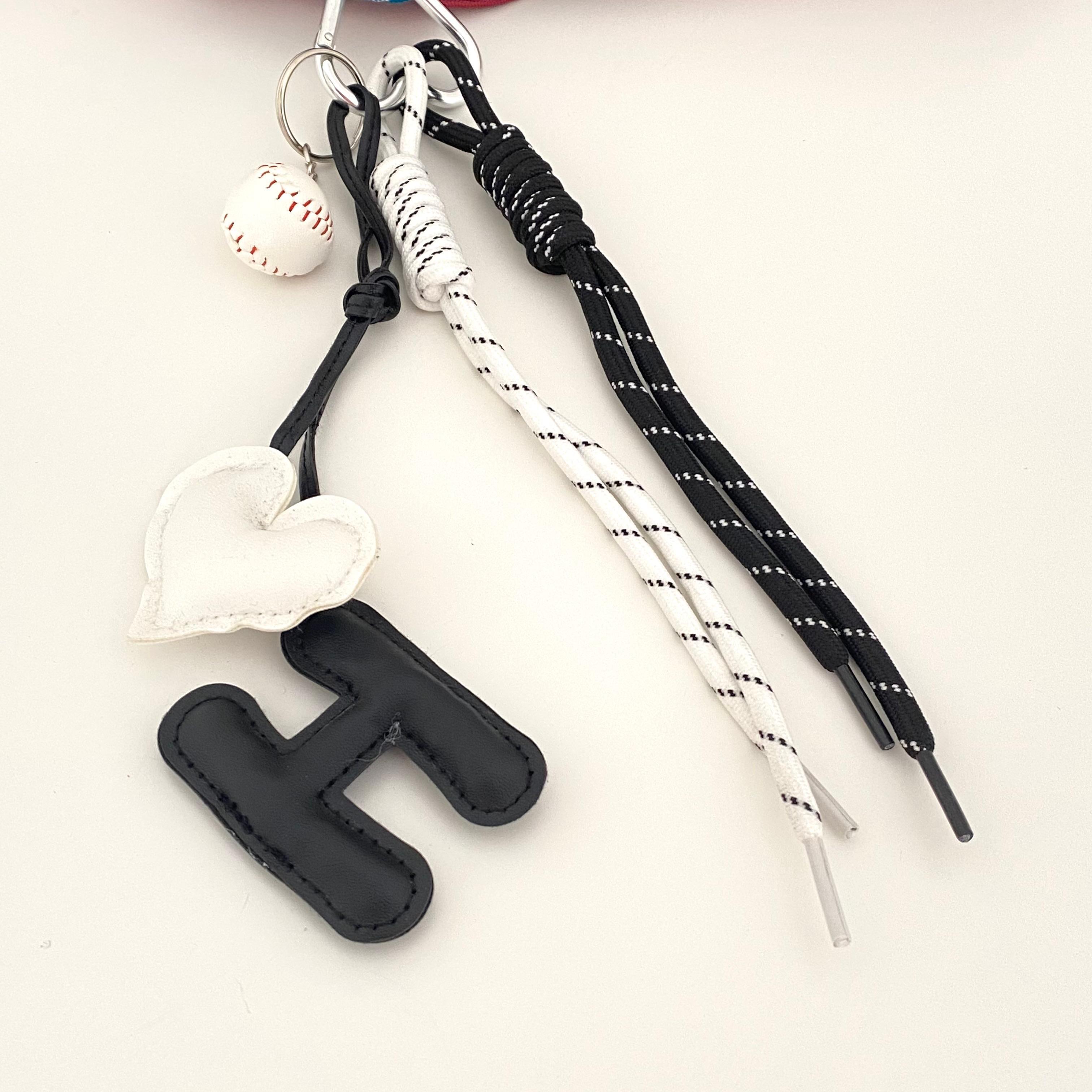 Çanta Charmı Siyah Beyaz H Model Ve Kalp Detaylı