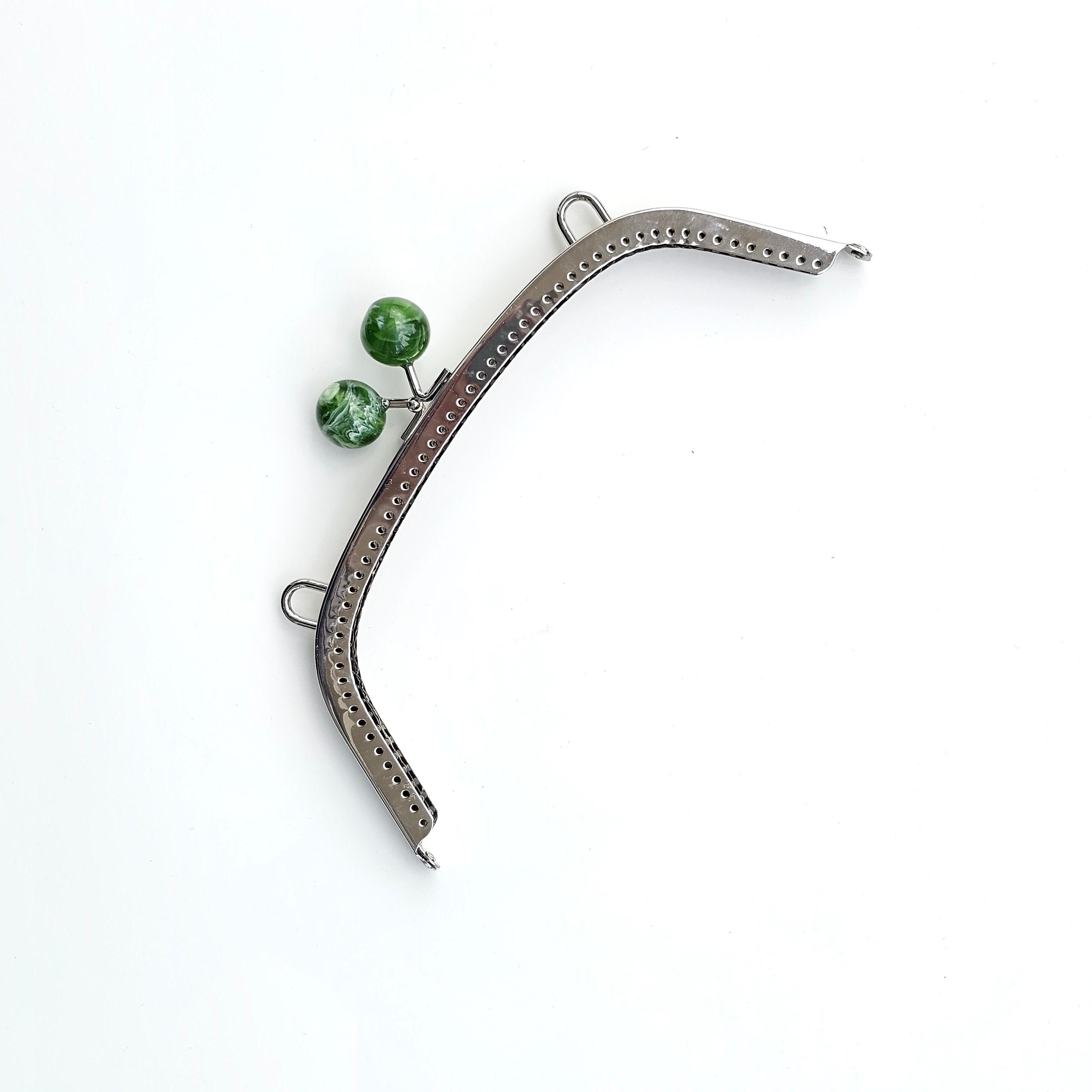 Çanta ve Cüzdan Klipsi Gümüş Renk Yeşil Başlı 23 Cm