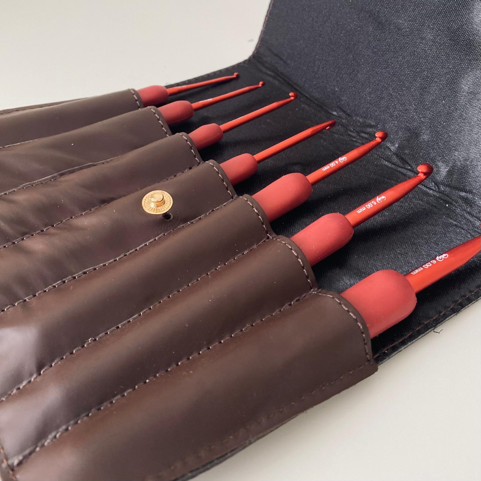 Knitme Red Tığ Seti  | 7 Adet Tığ Orjinal Koyu Kahve Deri Çantalı