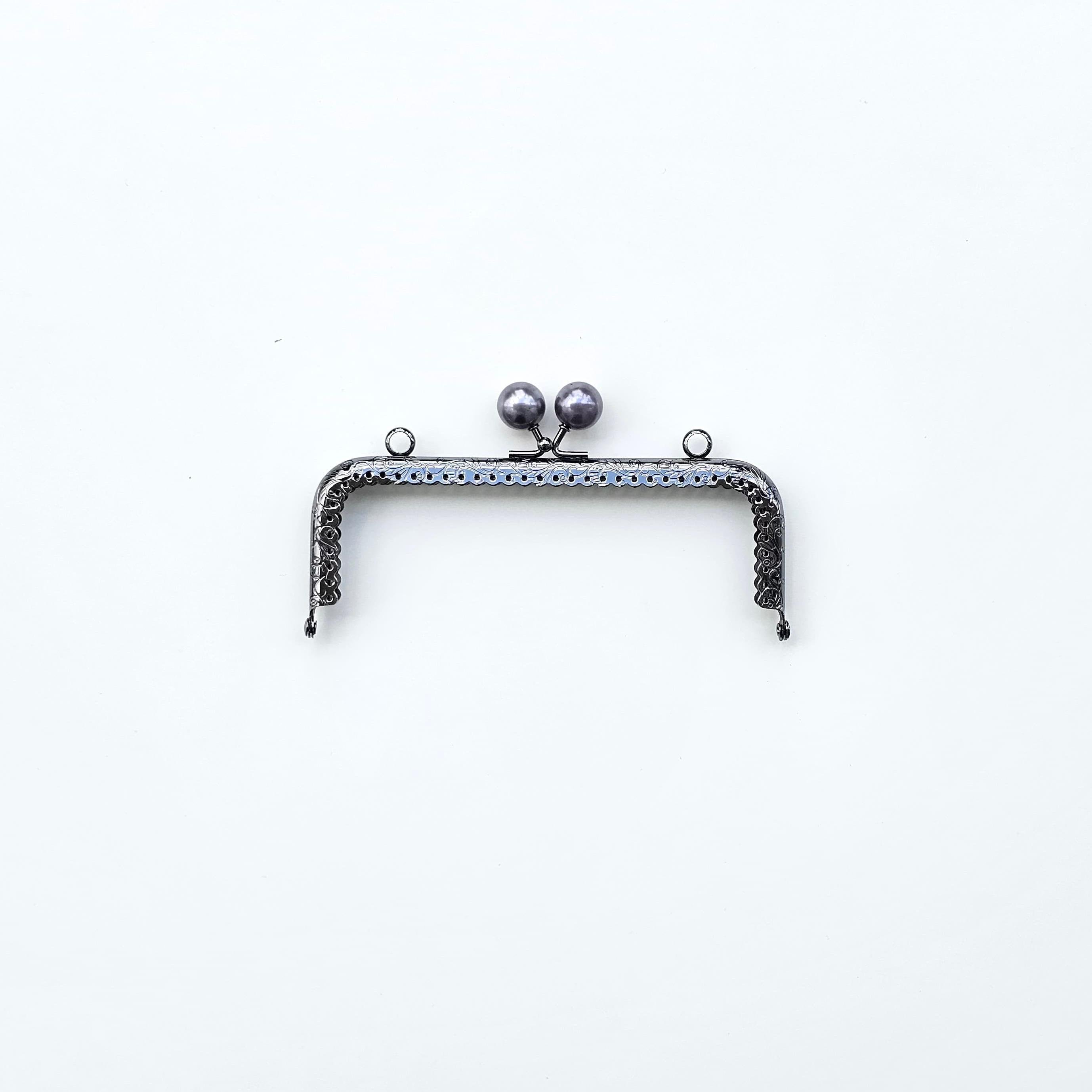 Köşeli Gri Boncuklu İşleme Baskılı Askılıklı Çanta ve Cüzdan Bursu - Klipsi Gri 15 Cm