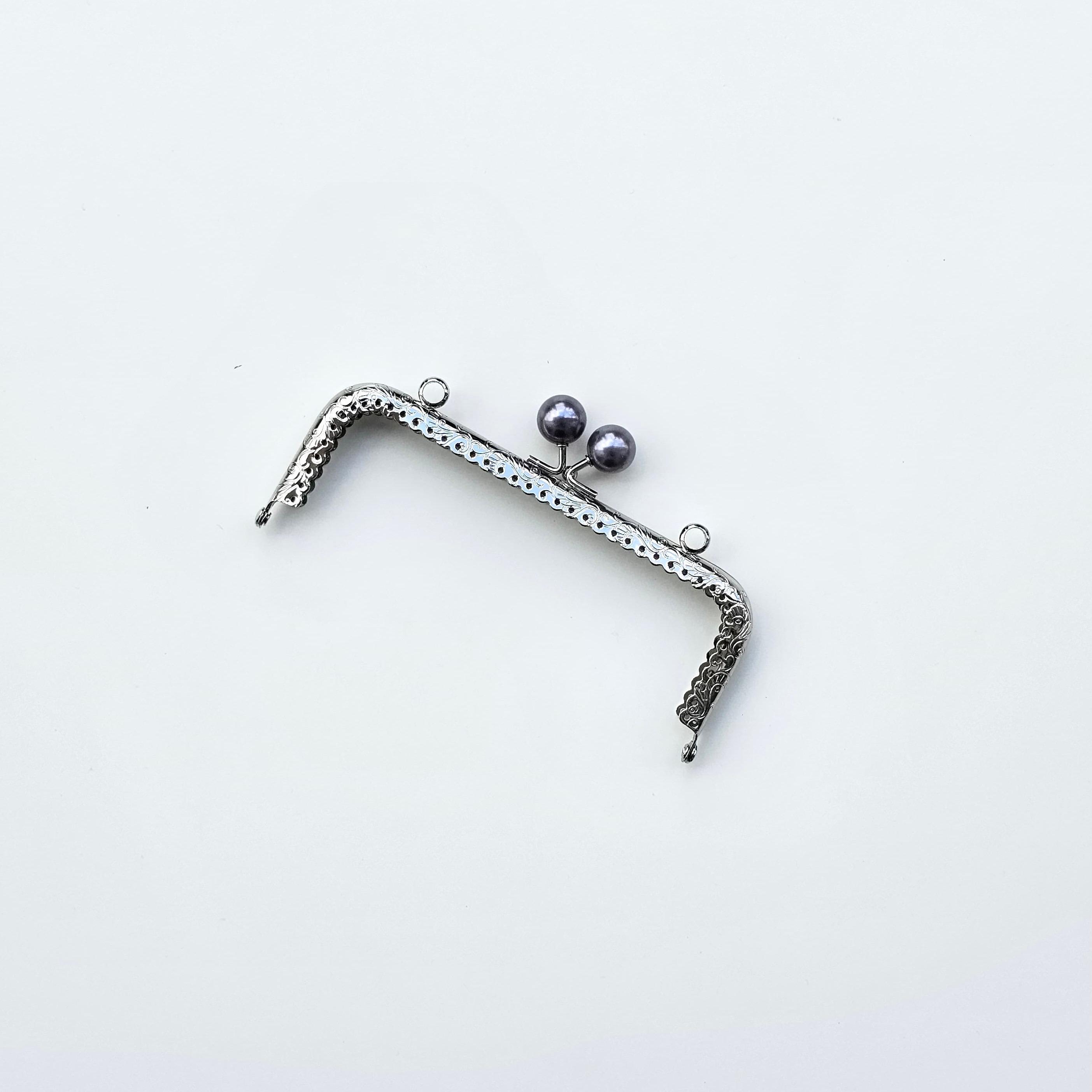 Köşeli Gri İnci Boncuklu İşleme Baskılı Askılıklı Çanta ve Cüzdan Bursu - Klipsi Gümüş 15 Cm